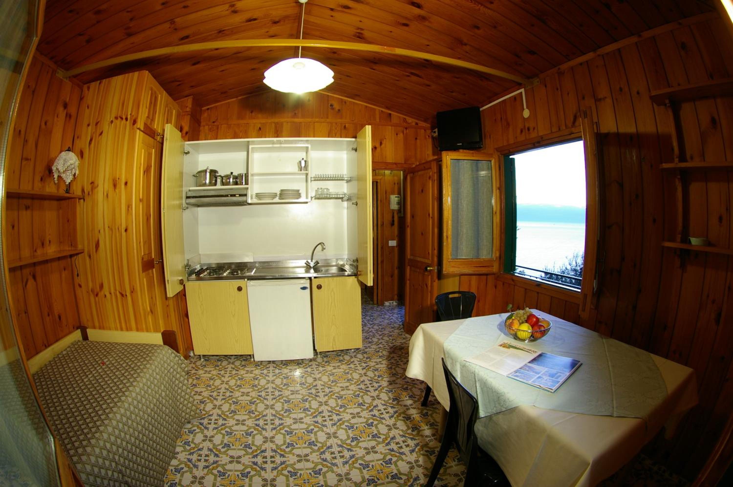 One-Bedroom Bungalow with Kitchenette (6 Adults) photo 2