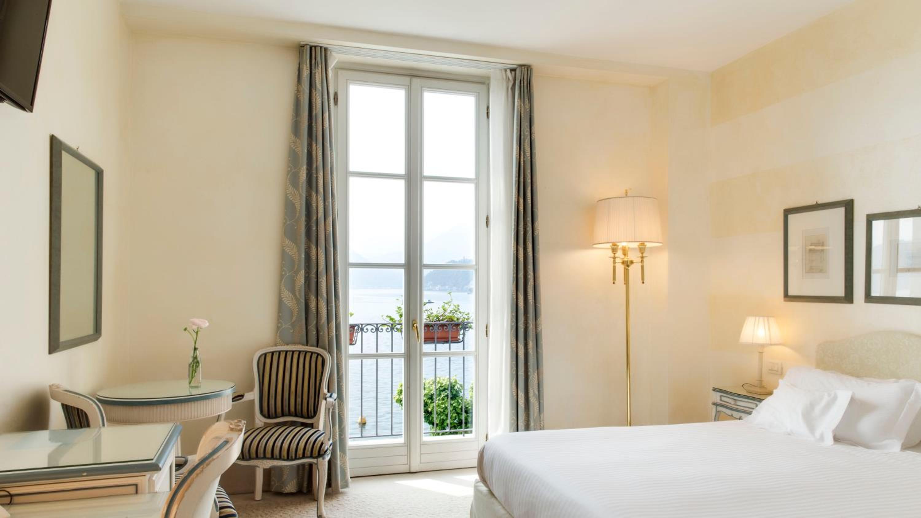 Double Room with Balcony and Lake View