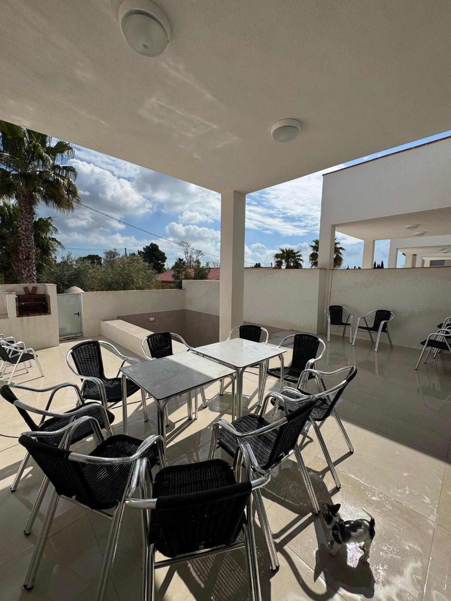 Five-Bedroom House photo 2