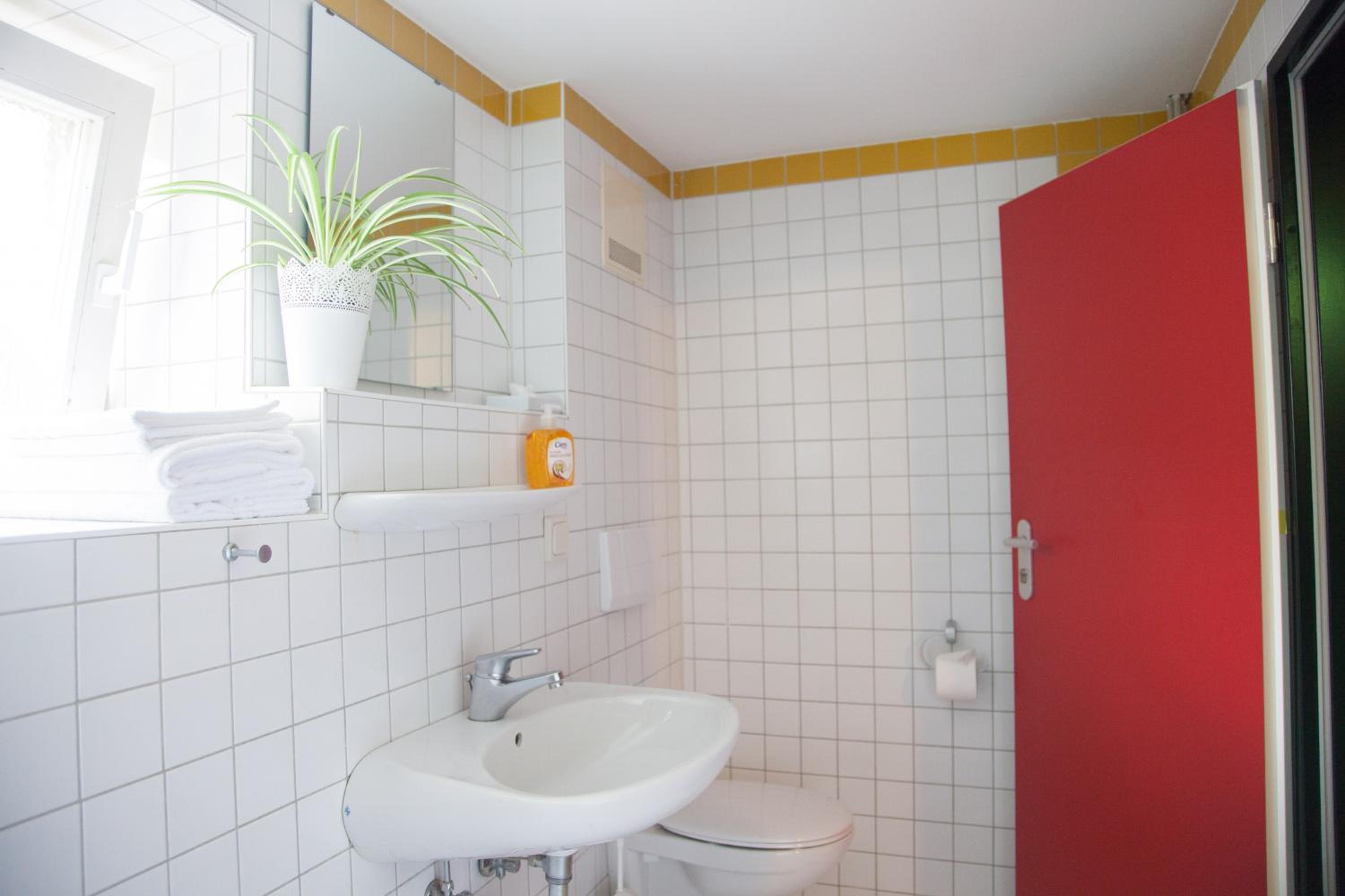 Shared Bath One Queen Room photo 2
