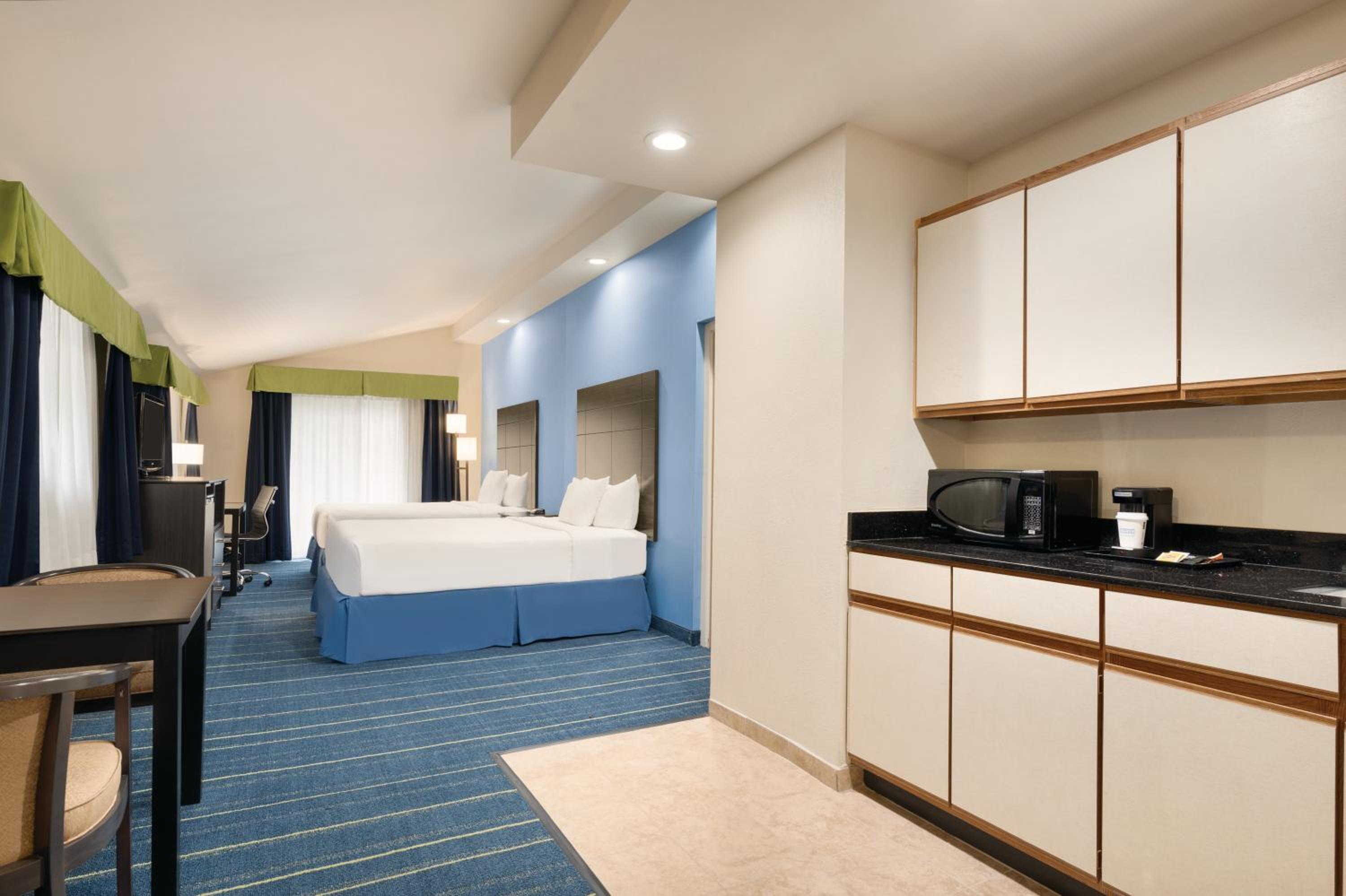 Deluxe Suite with Two Queen Beds - Non-Smoking