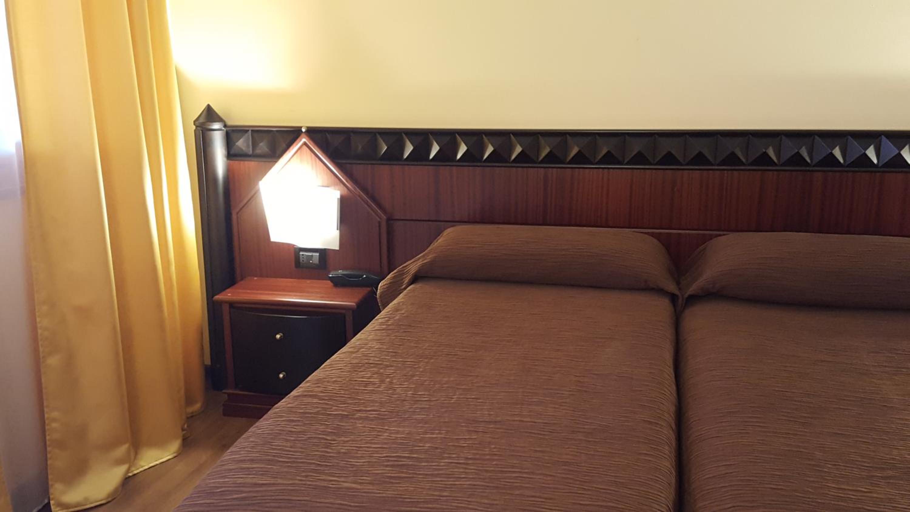 Twin Room - Photo 2