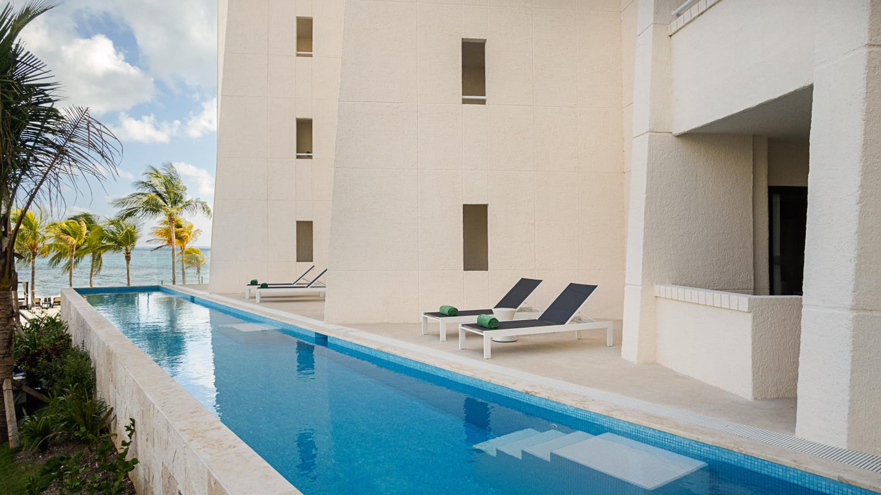 The Level Swim Up Room With Balcony