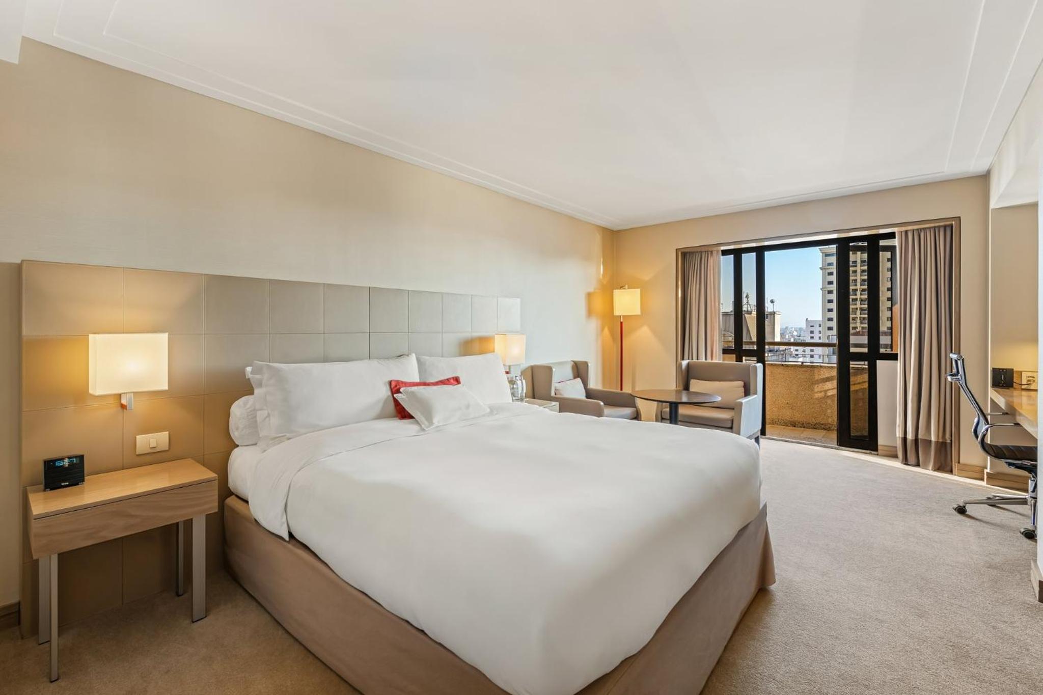 Classic King Room with Balcony - Club Lounge Access
