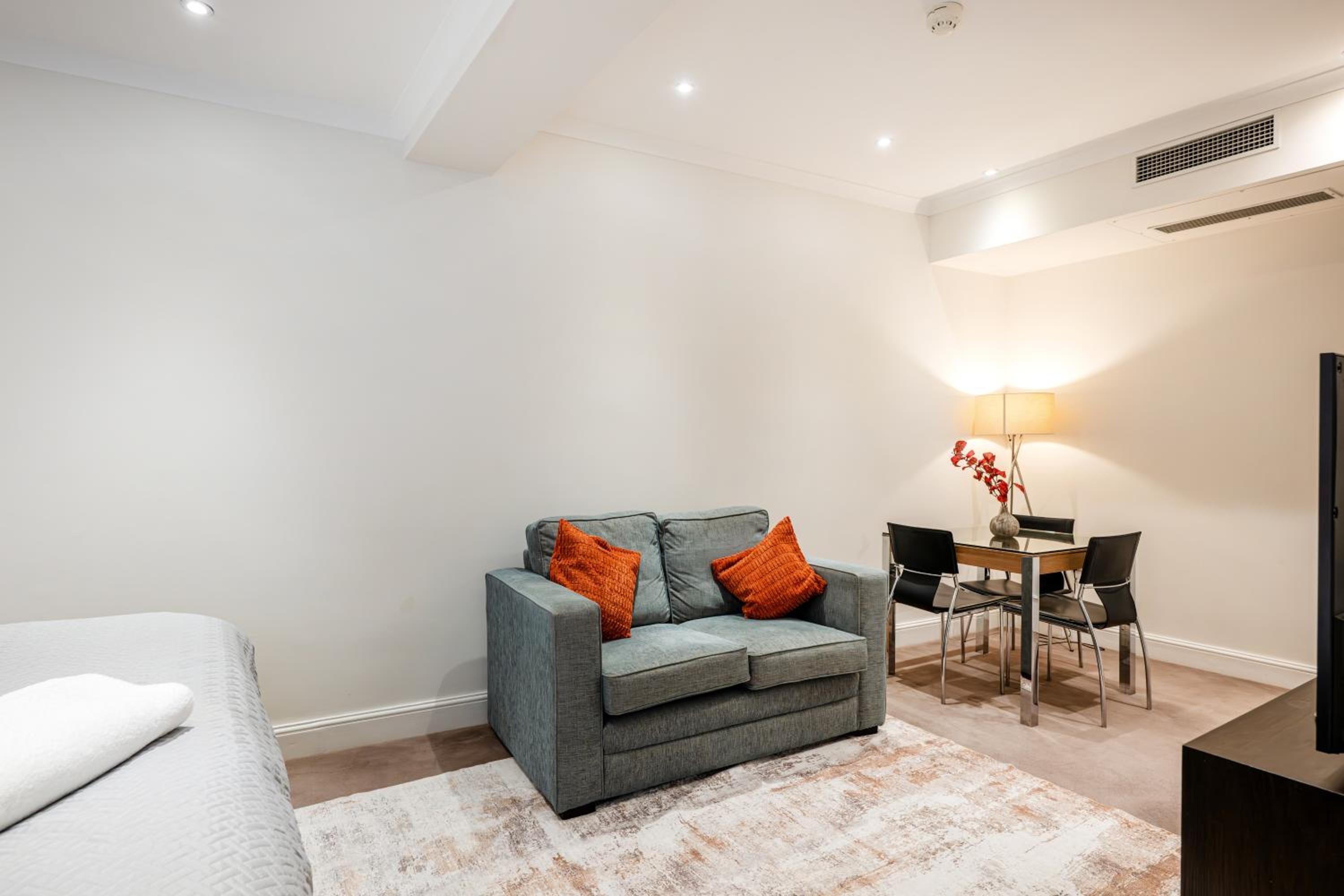 Studio Apartment photo 2
