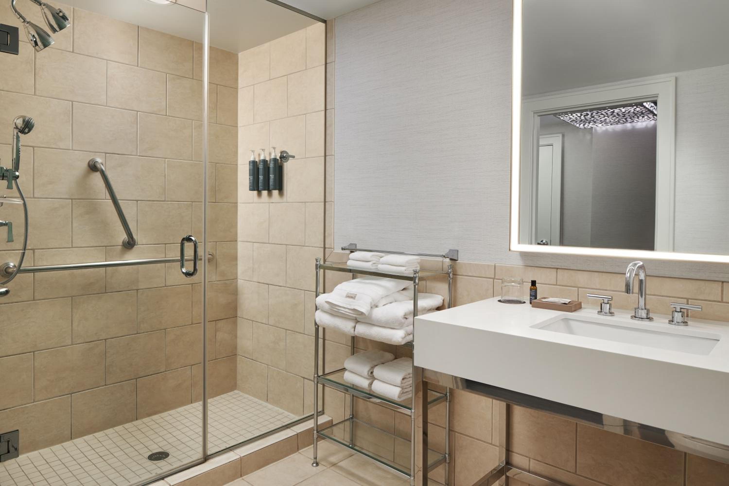 Traditional King Room with Transfer Shower - Mobility Accessible - Photo 1