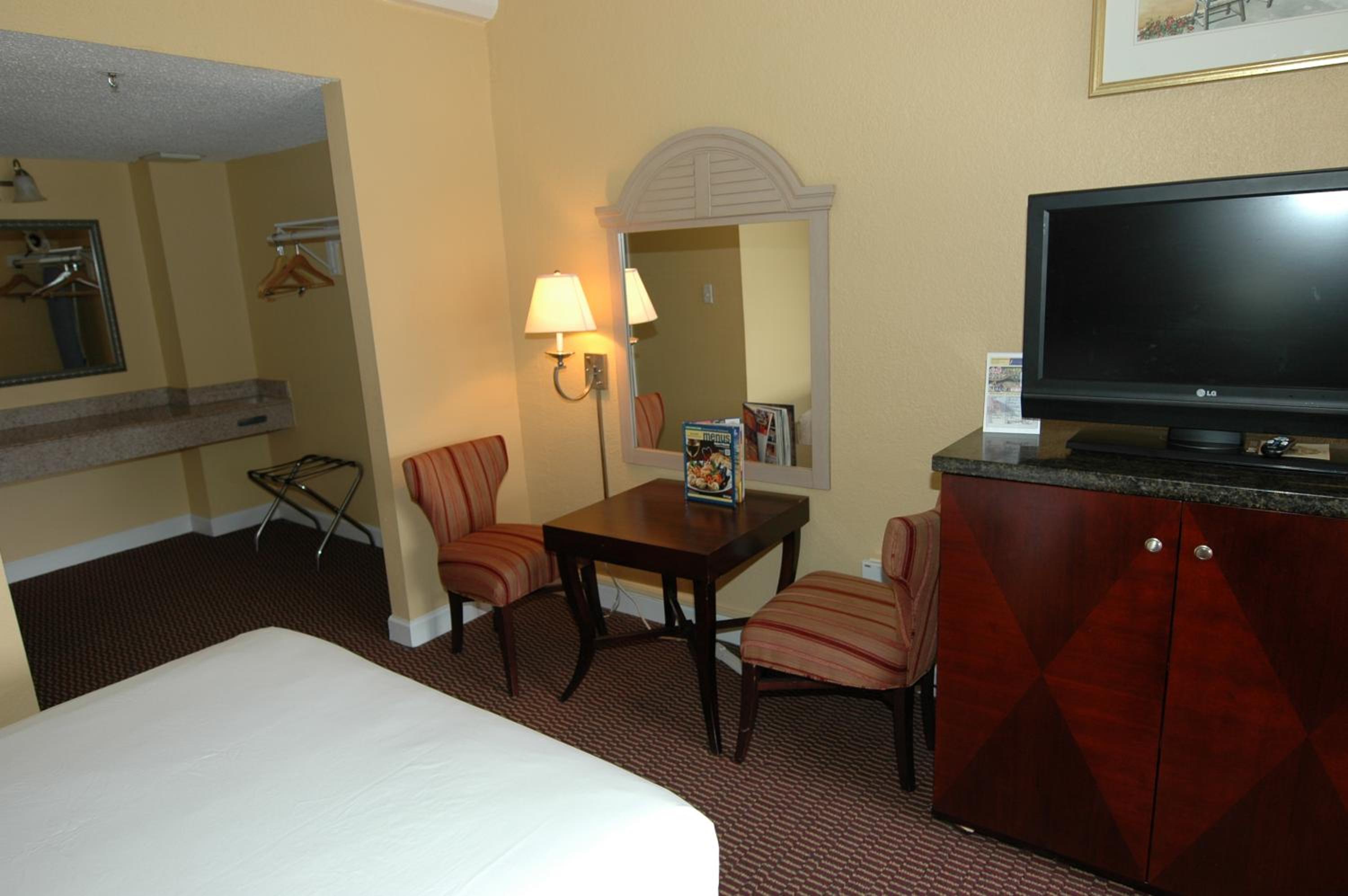 Standard Queen Room with Two Queen Beds photo 1