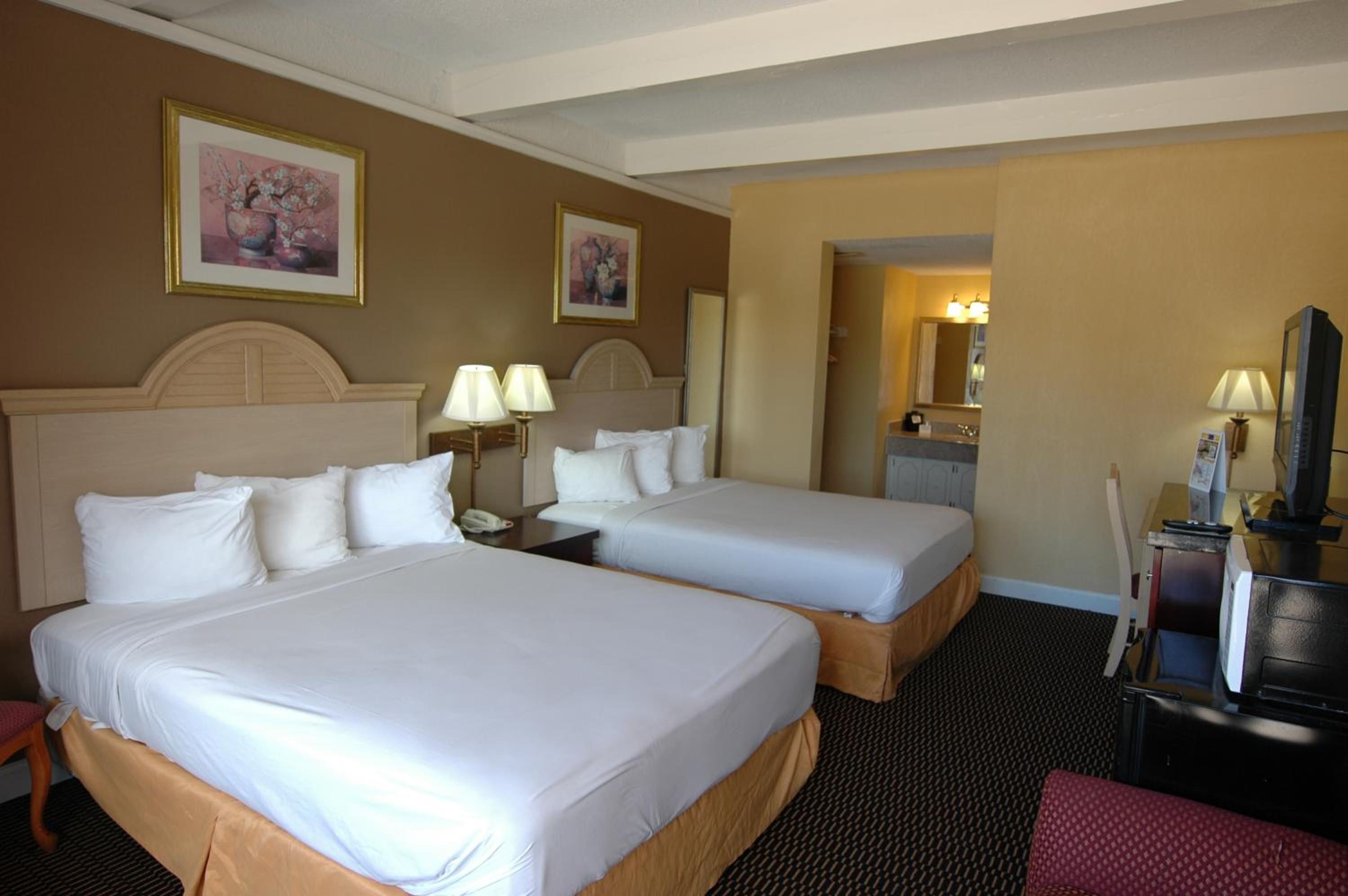 Standard Queen Room with Two Queen Beds photo 2