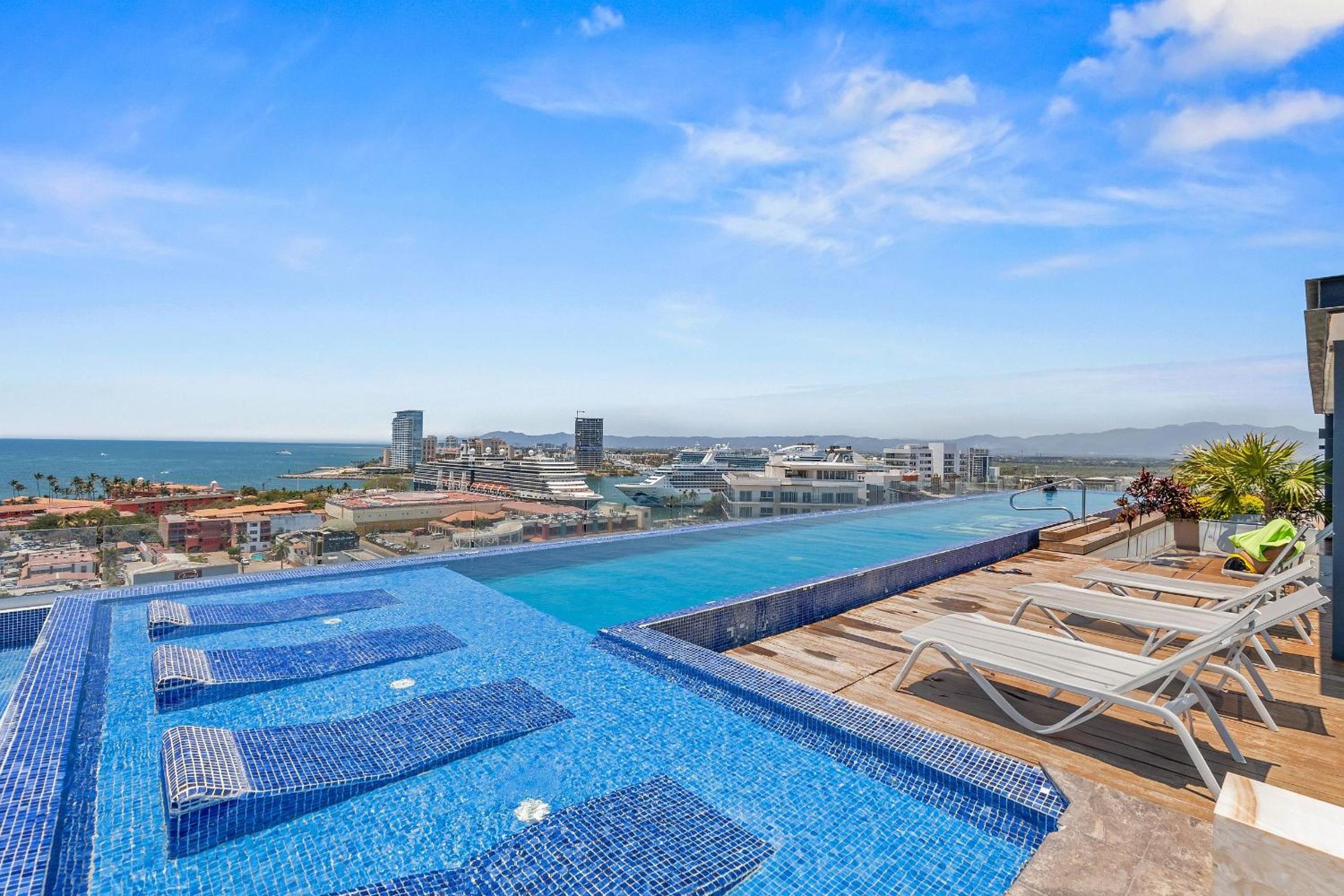 Two-Bedroom Apartment with Balcony and Sea View photo 1