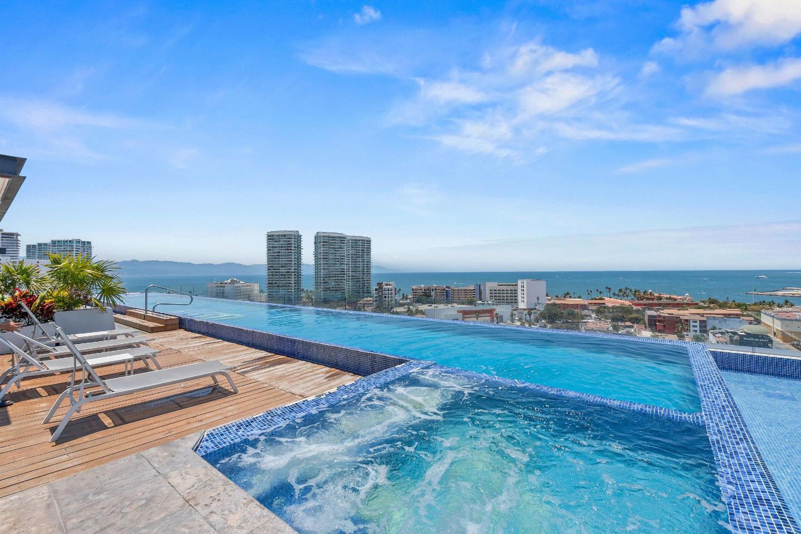 Two-Bedroom Apartment with Balcony and Sea View photo 2