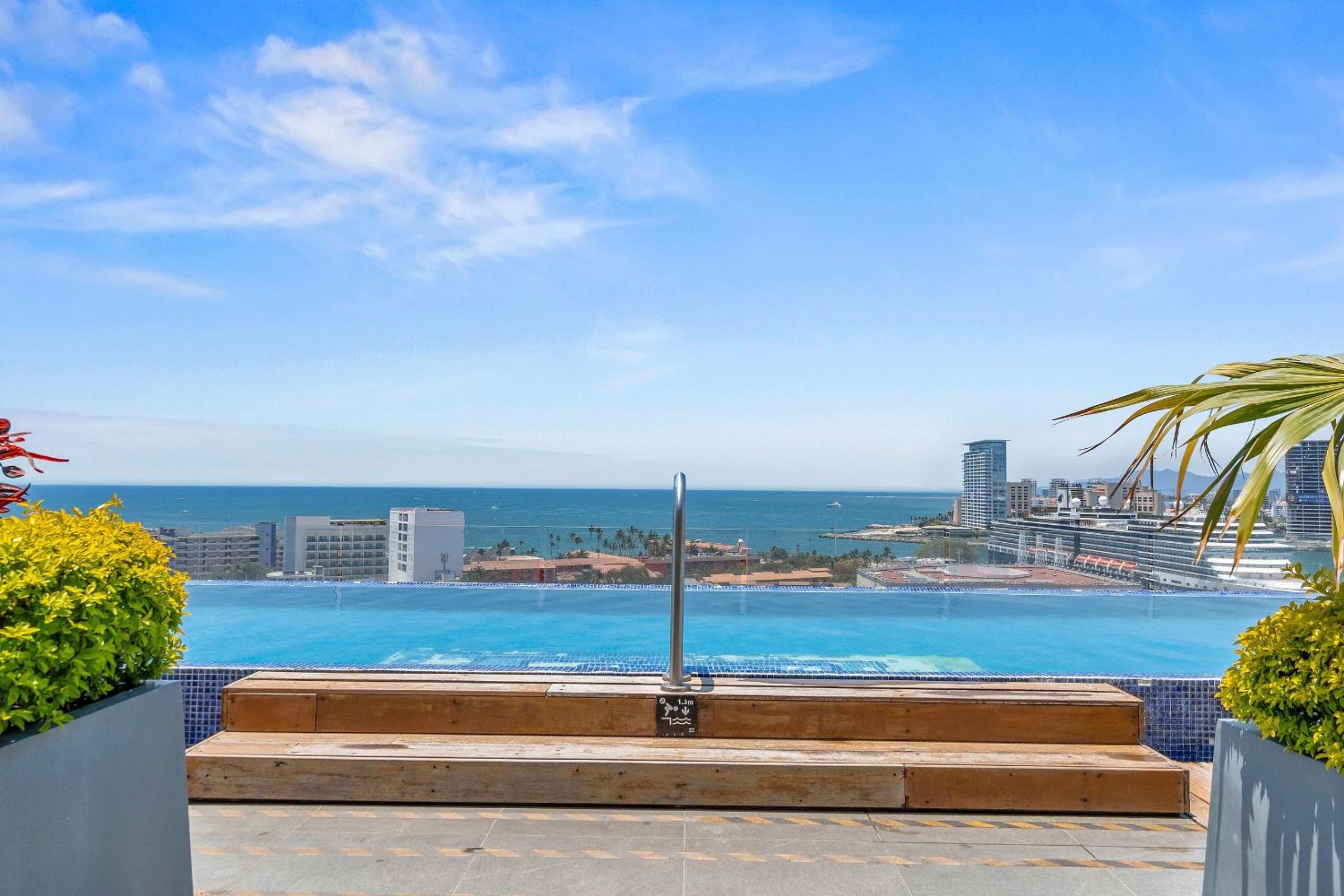 Deluxe One-Bedroom Apartment with Harbor View photo 3