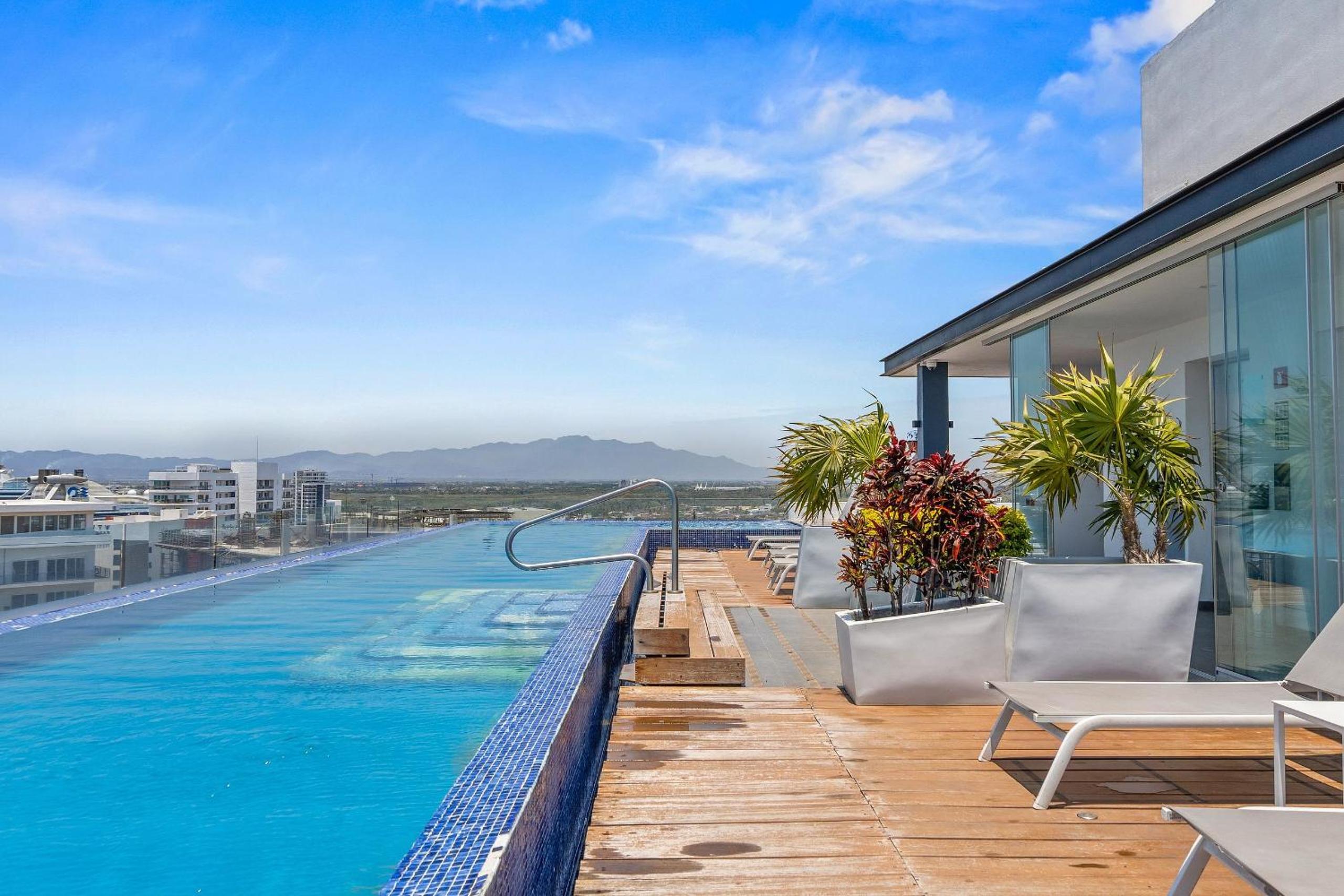 Two-Bedroom Apartment with Balcony and Sea View photo 3