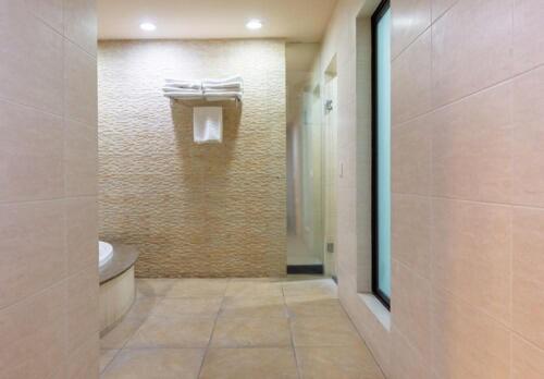 Suite with Hot Tub photo 1