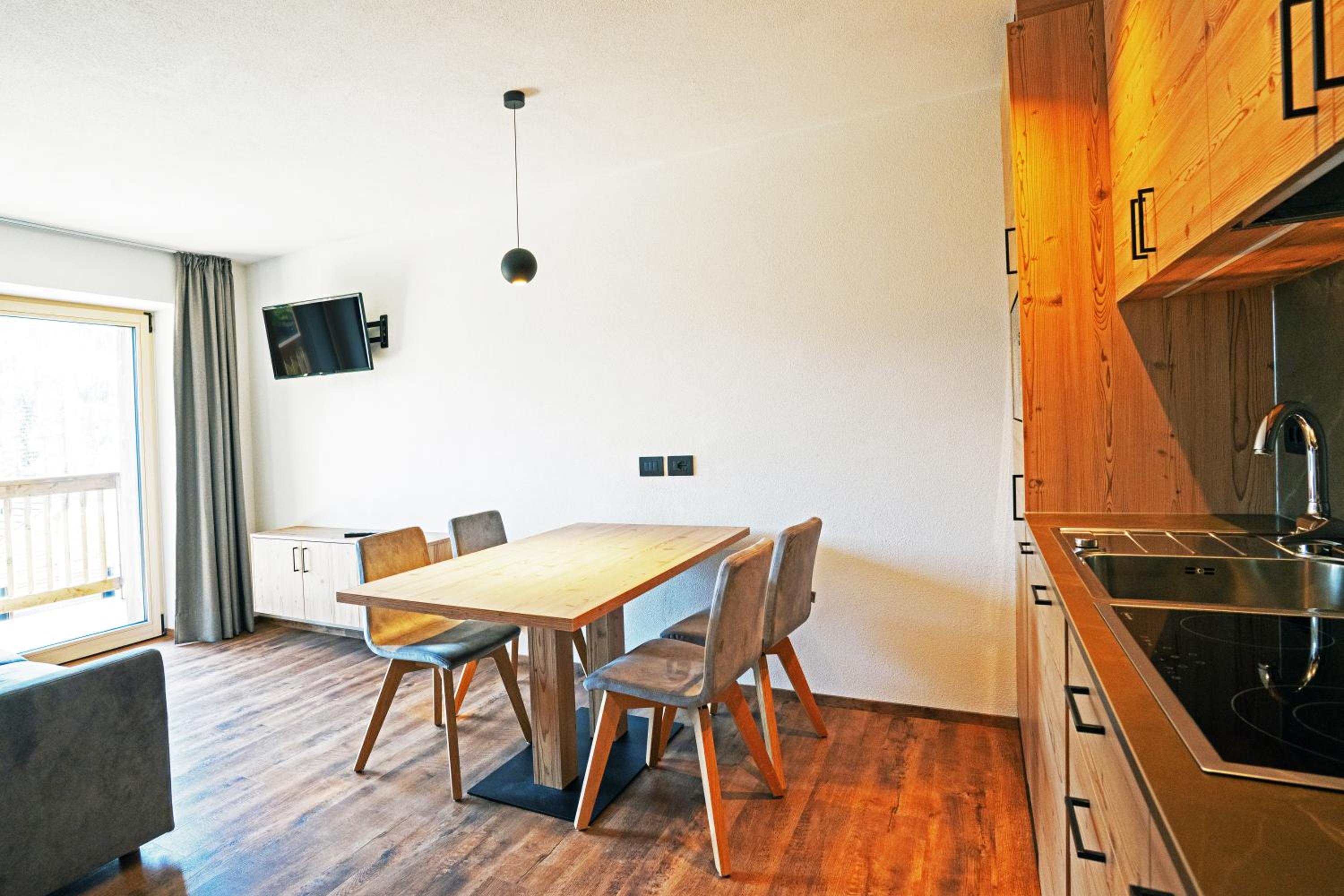 Two-Bedroom Apartment with Balcony photo 2