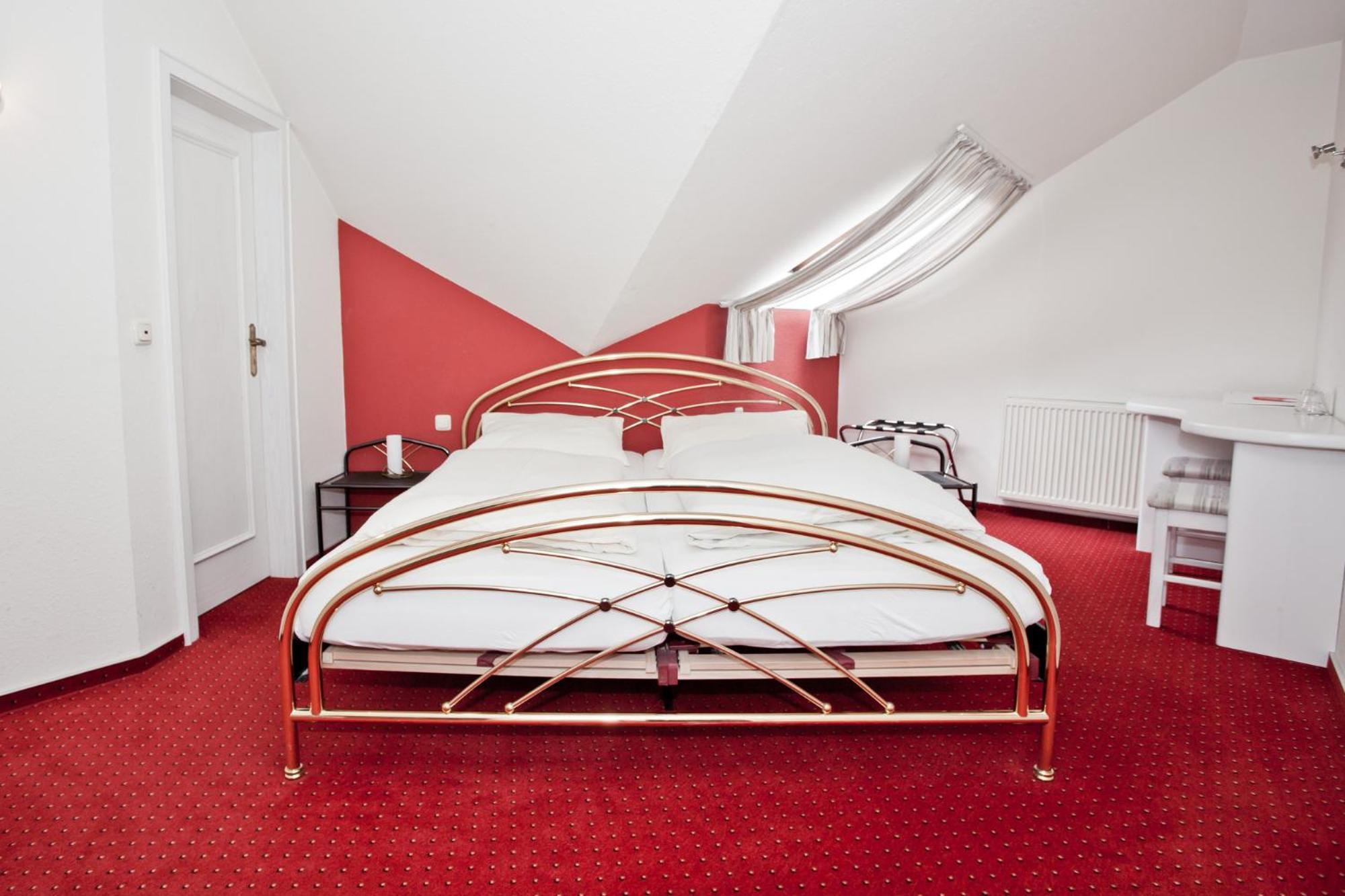 Standard Double Room - Photo 8