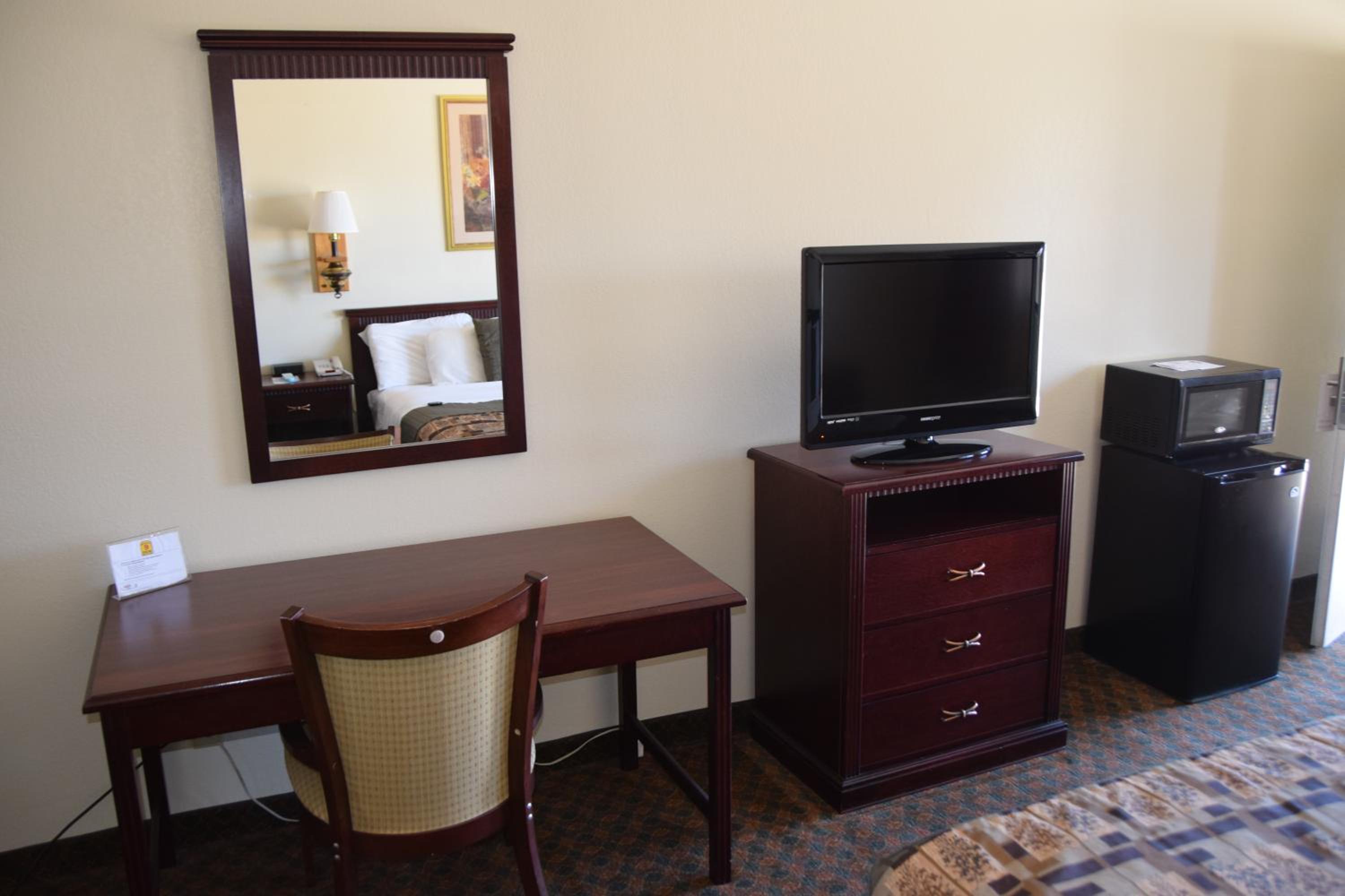 Queen Room with Two Queen Beds - Non-Smoking - Photo 10