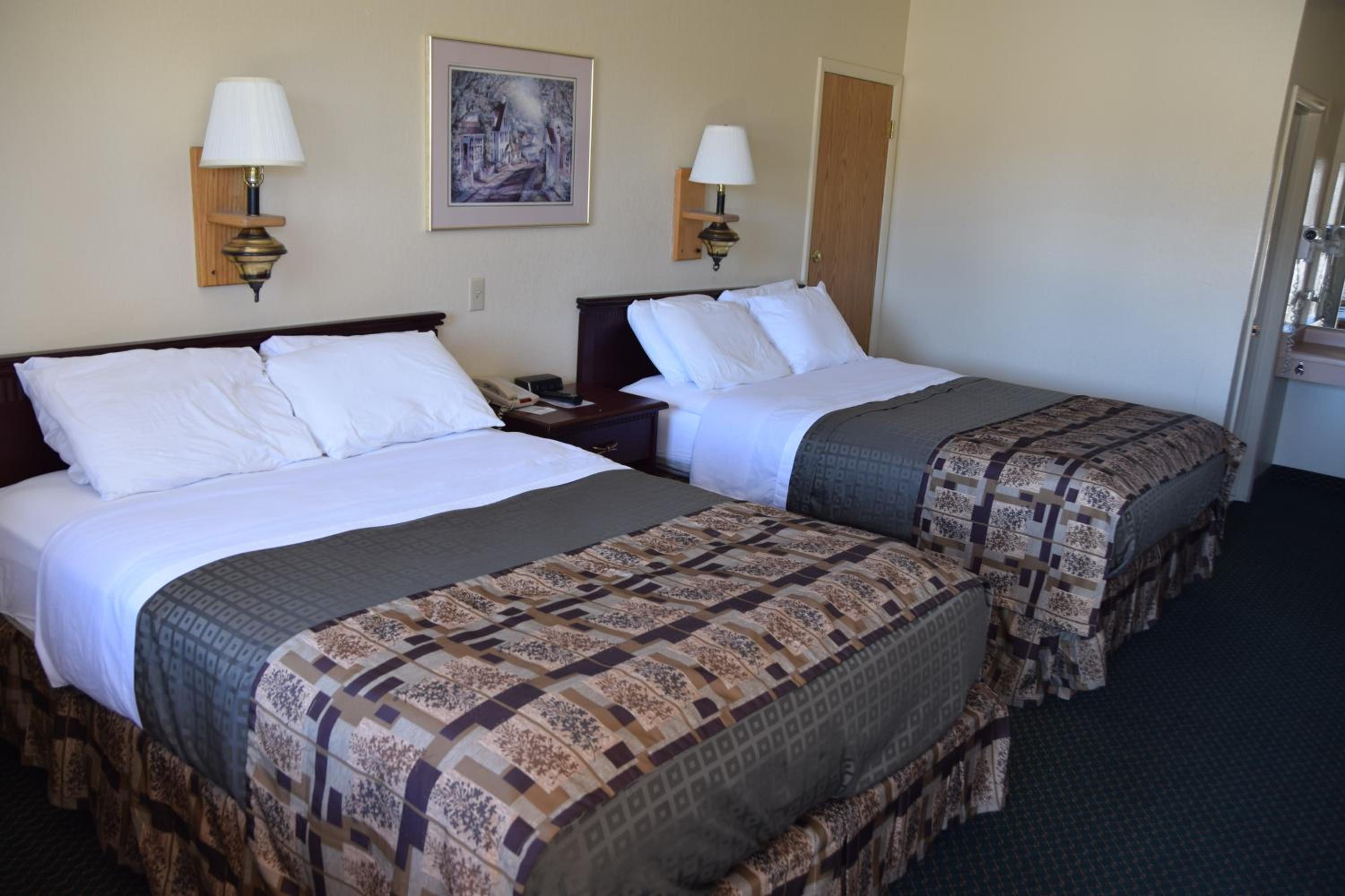 Queen Room with Two Queen Beds - Non-Smoking - Photo 1