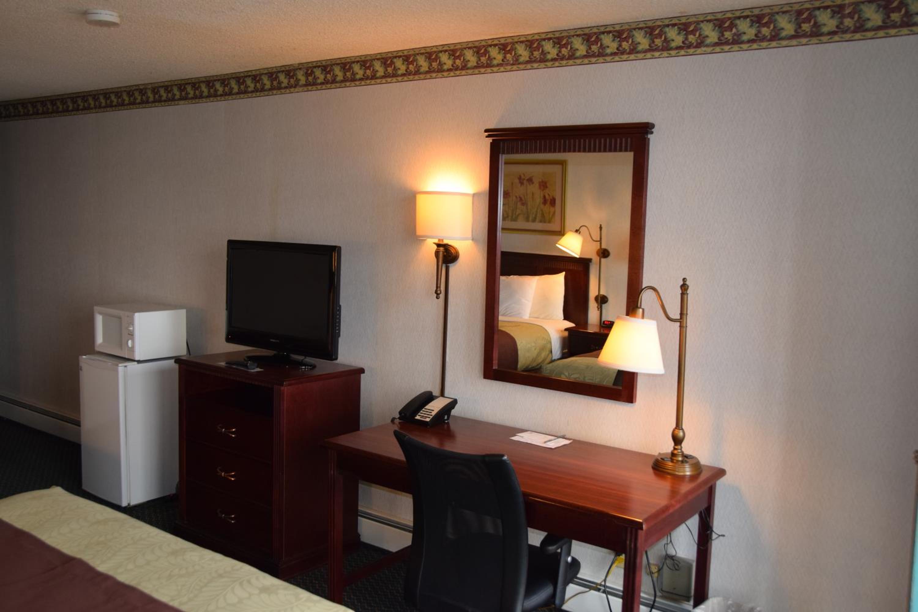 Queen Room with Two Queen Beds - Non-Smoking - Photo 5