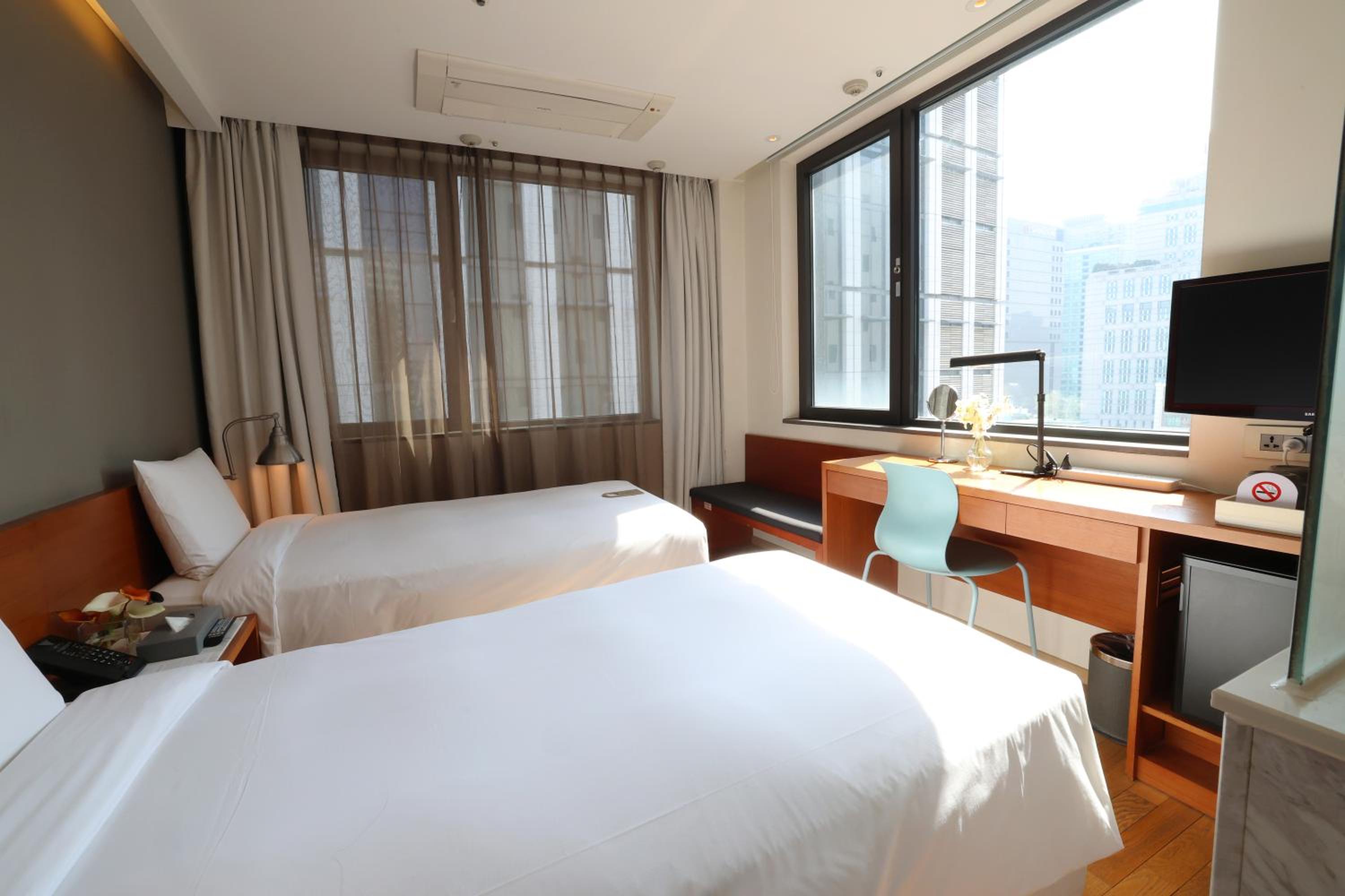 [Special Offer] Adjoining three Rooms with Exclusive Floor - Full Make-up Service for 1 person included