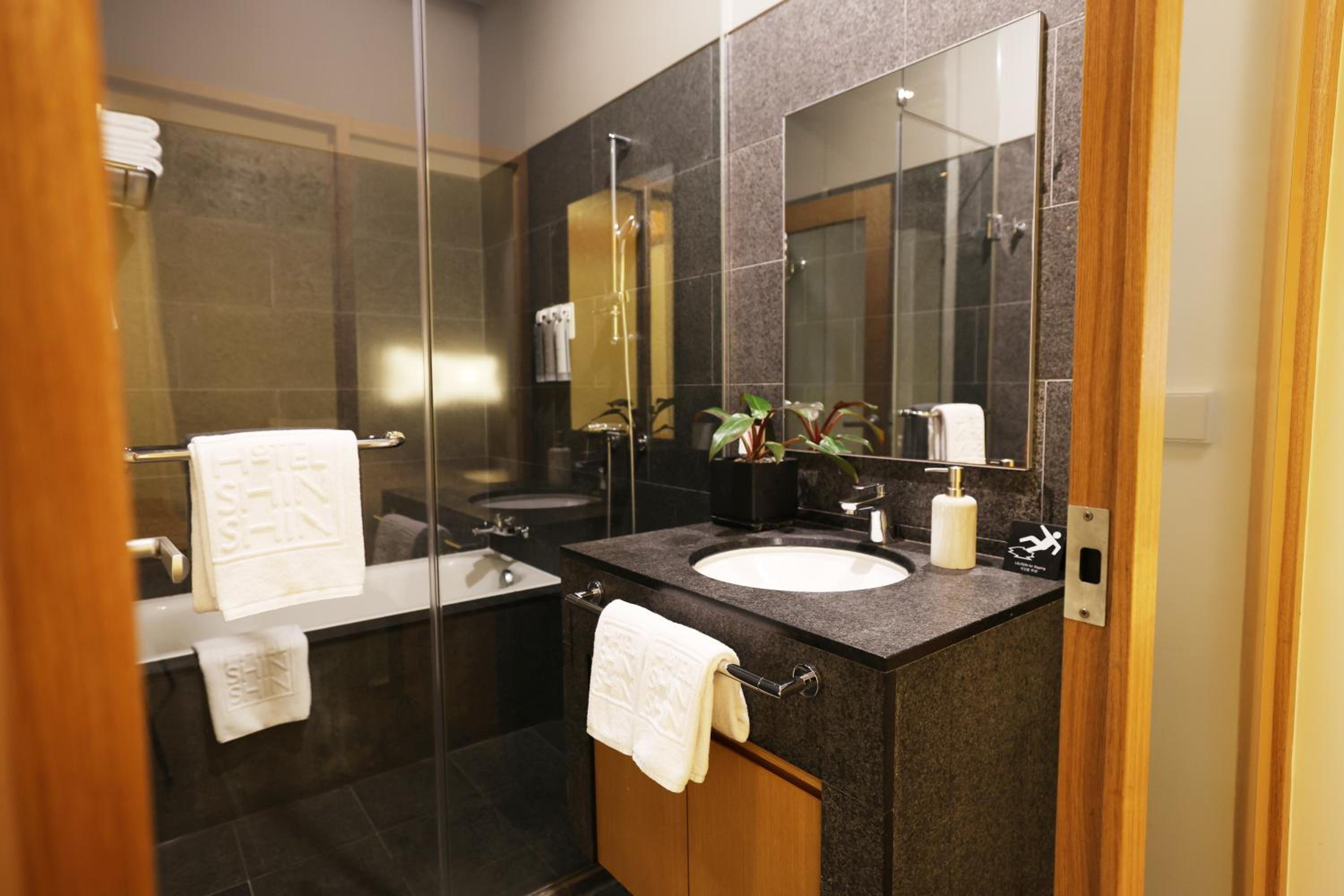 [Special Offer] Quadruple Room - Full Make-up Service for 1 person included