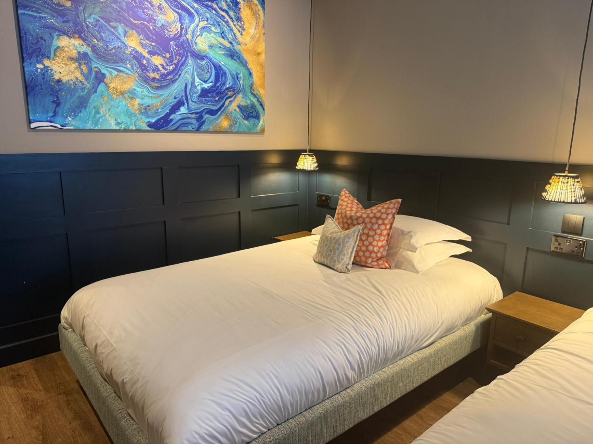 Pet Friendly Twin (Two 4ft Queen Beds) - Photo 8