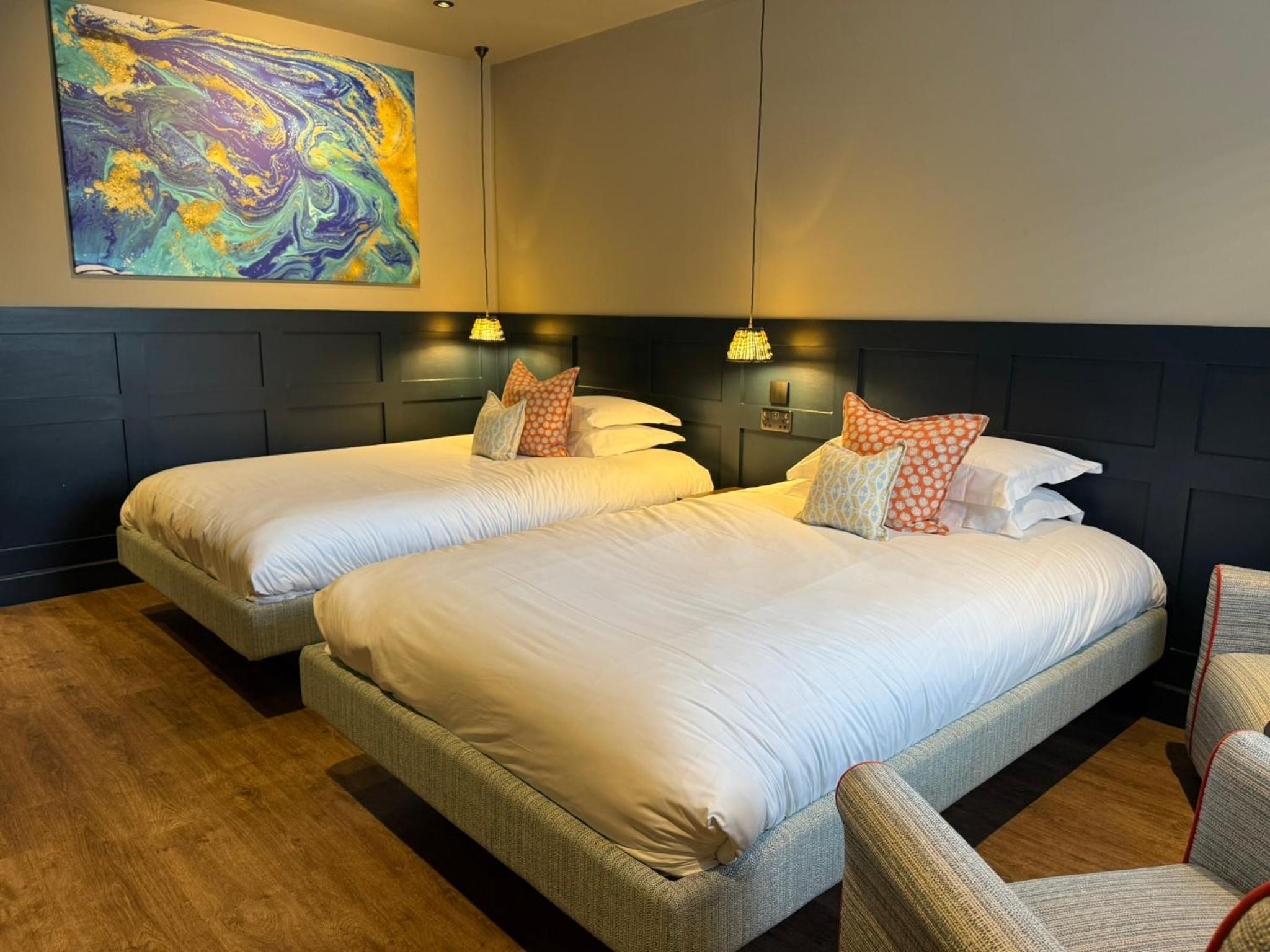 Pet Friendly Twin (Two 4ft Queen Beds) - Photo 9