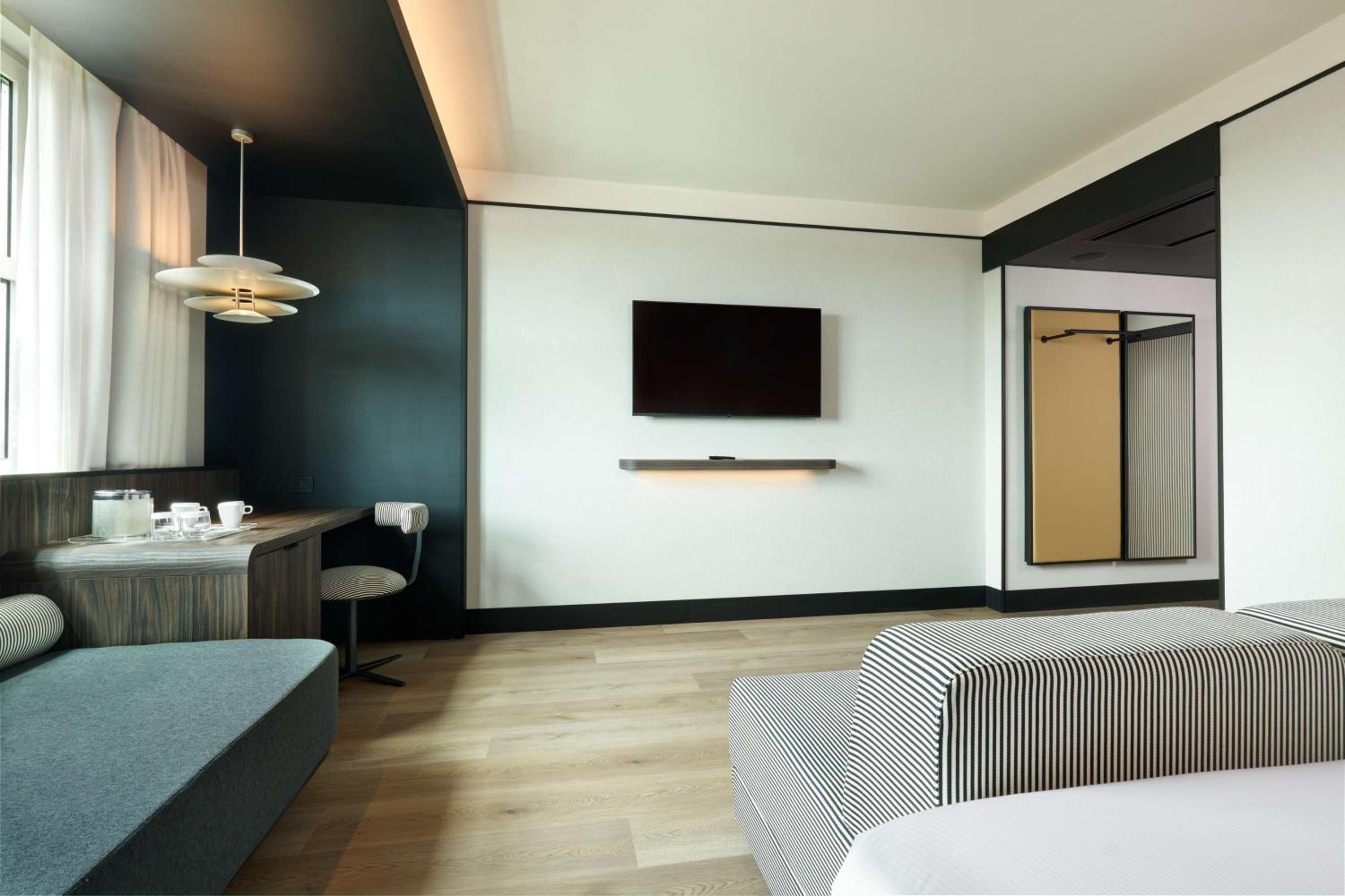 King Executive Family Room with Lounge Access