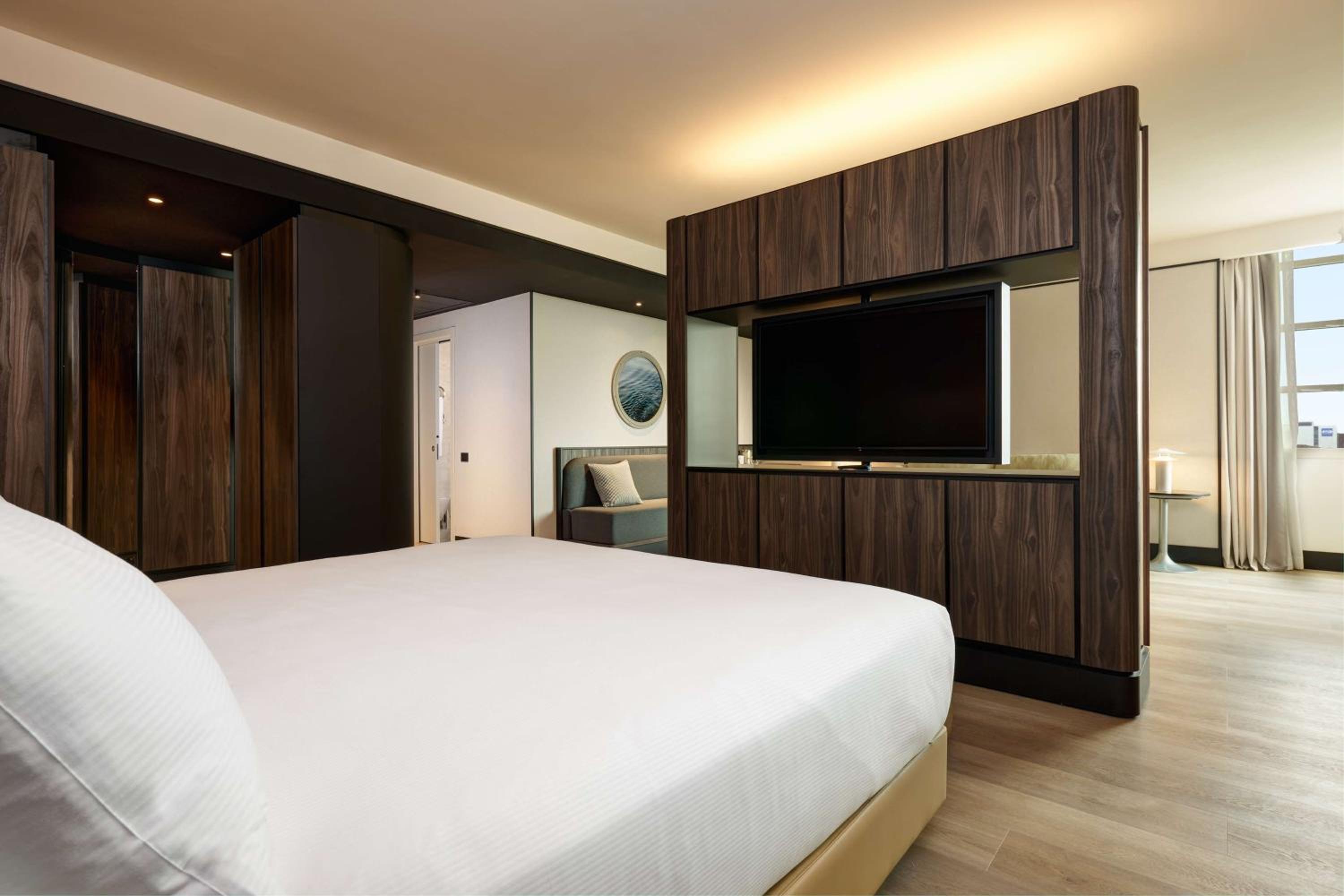 Executive Alcove King Room thumbnail 5
