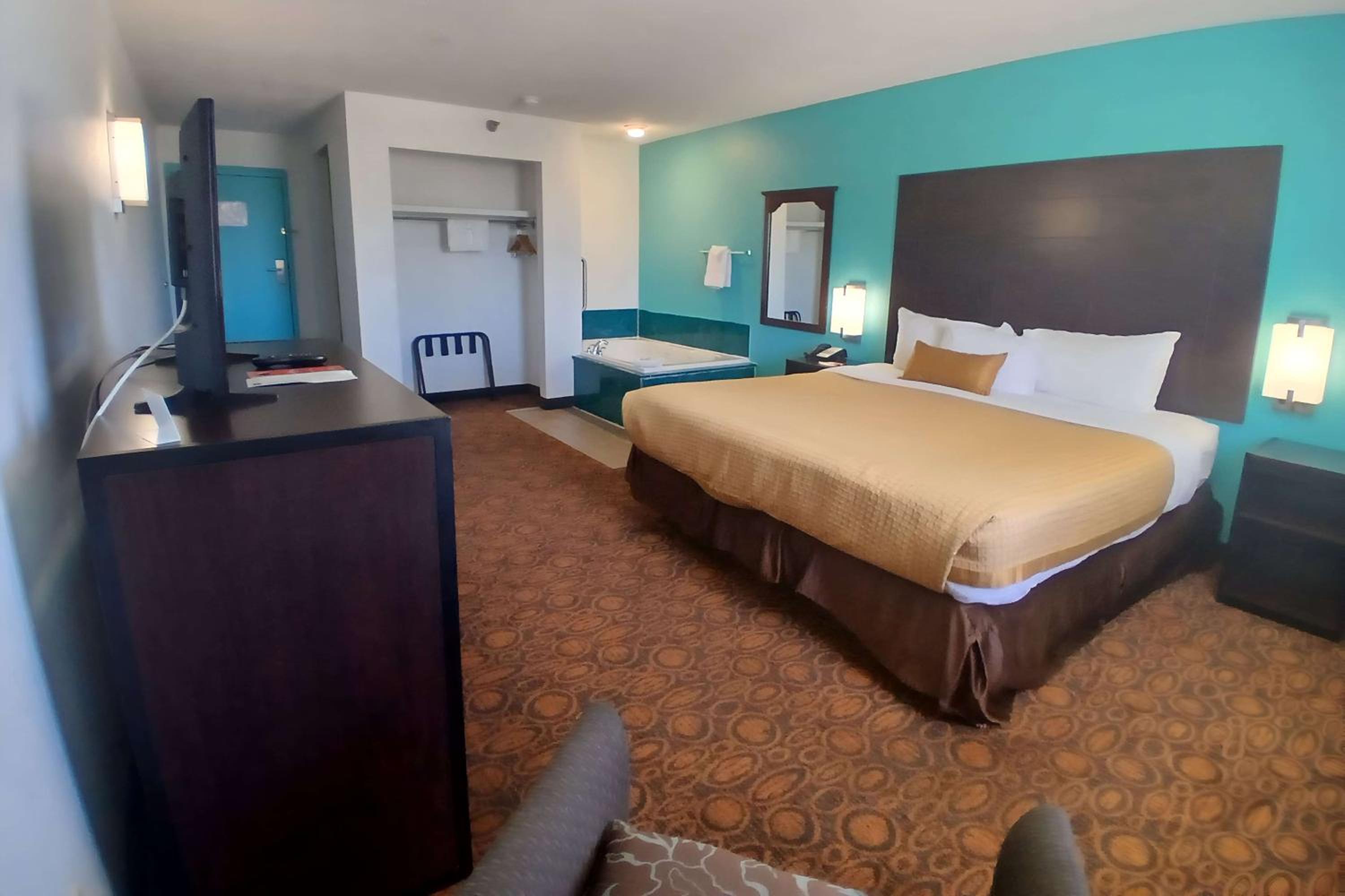King Room with Jetted Tub and Exterior Hall - Non-Smoking - Photo 1