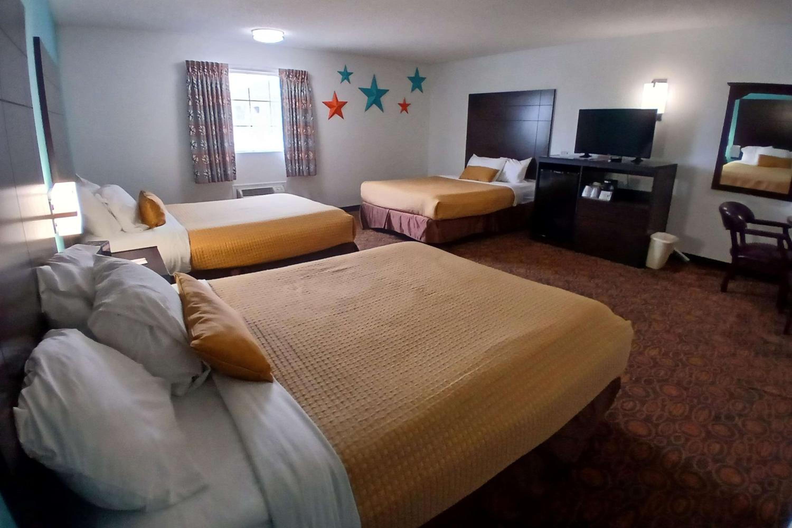 Deluxe Queen Room with Interior Hall - Non-Smoking