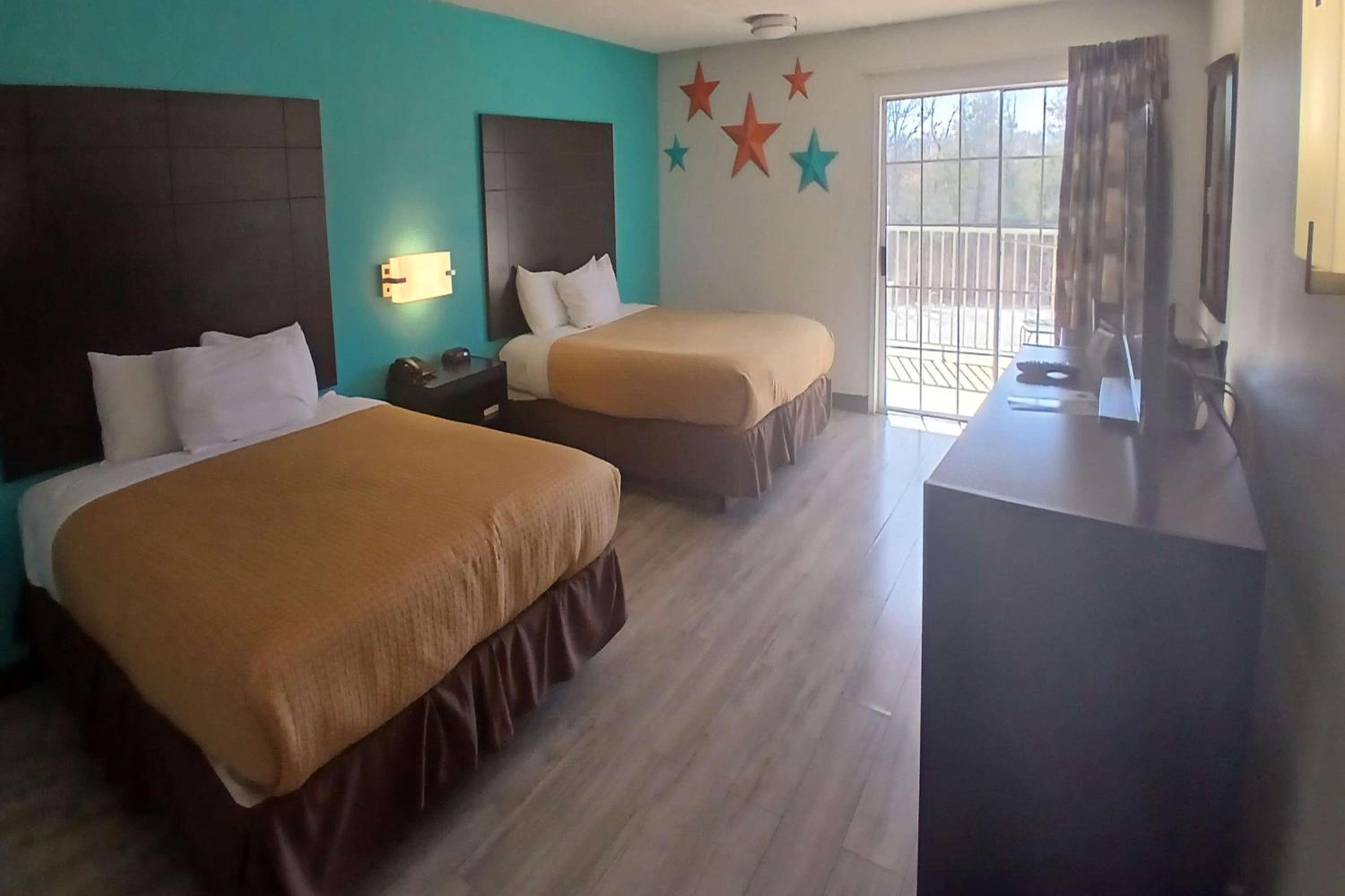 Superior Queen Room with Patio and Interior Hall - Non-Smoking - Photo 1