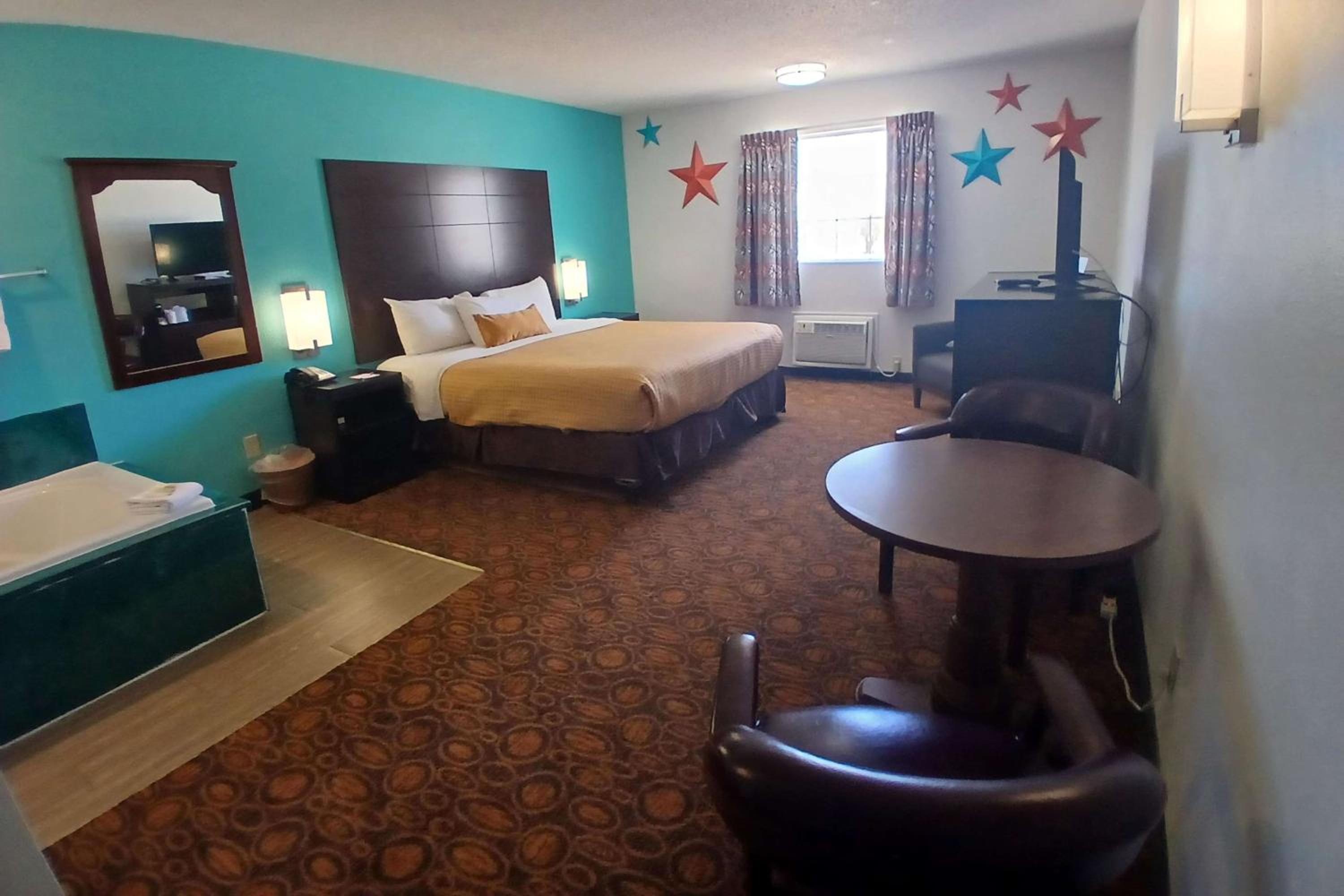 King Room with Jetted Tub and Exterior Hall - Non-Smoking - Photo 2