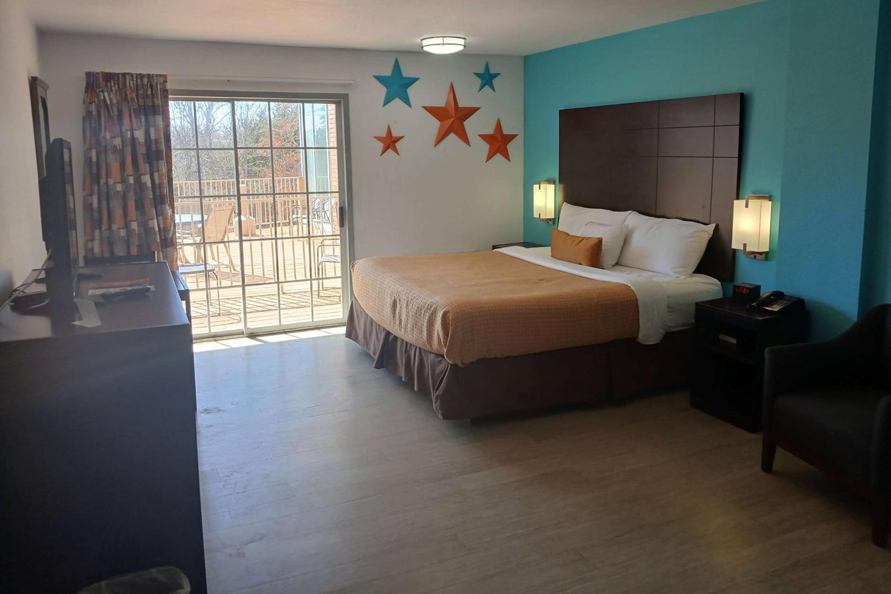 Superior King Room with Patio and Interior Hall - Non-Smoking - Photo 2