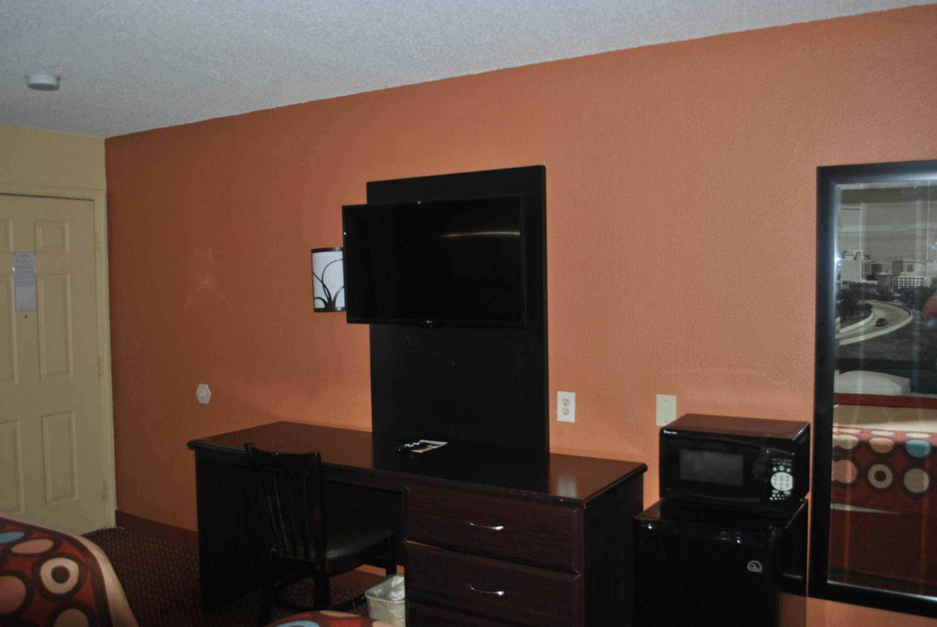 Queen Room with Two Queen Beds - Non-Smoking - Photo 3
