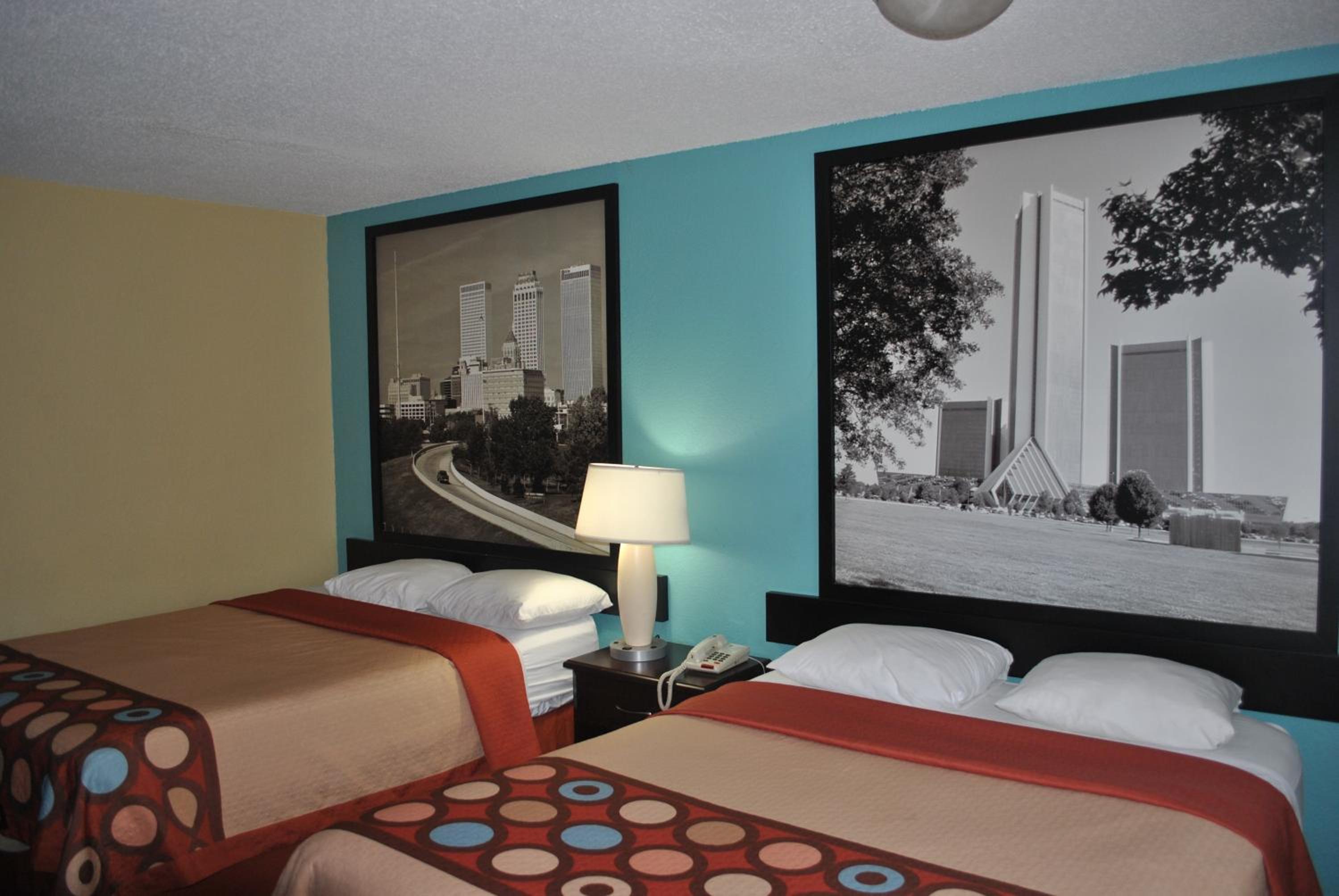 Queen Room with Two Queen Beds - Non-Smoking - Photo 2