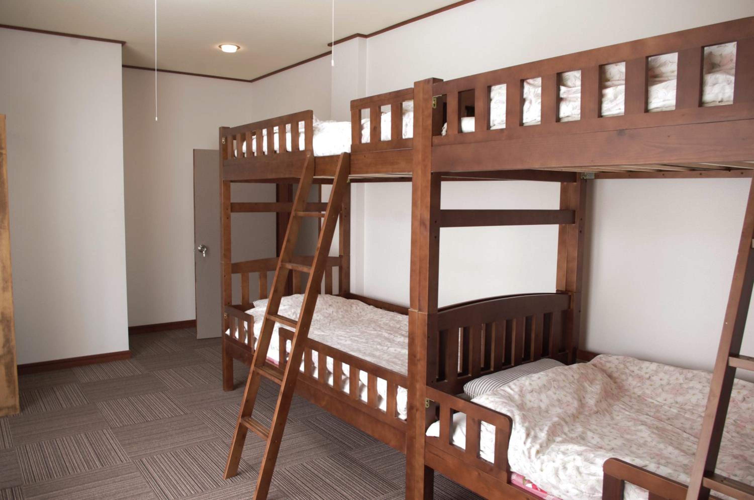 Economy Quadruple Room with Shared Bathroom photo 3