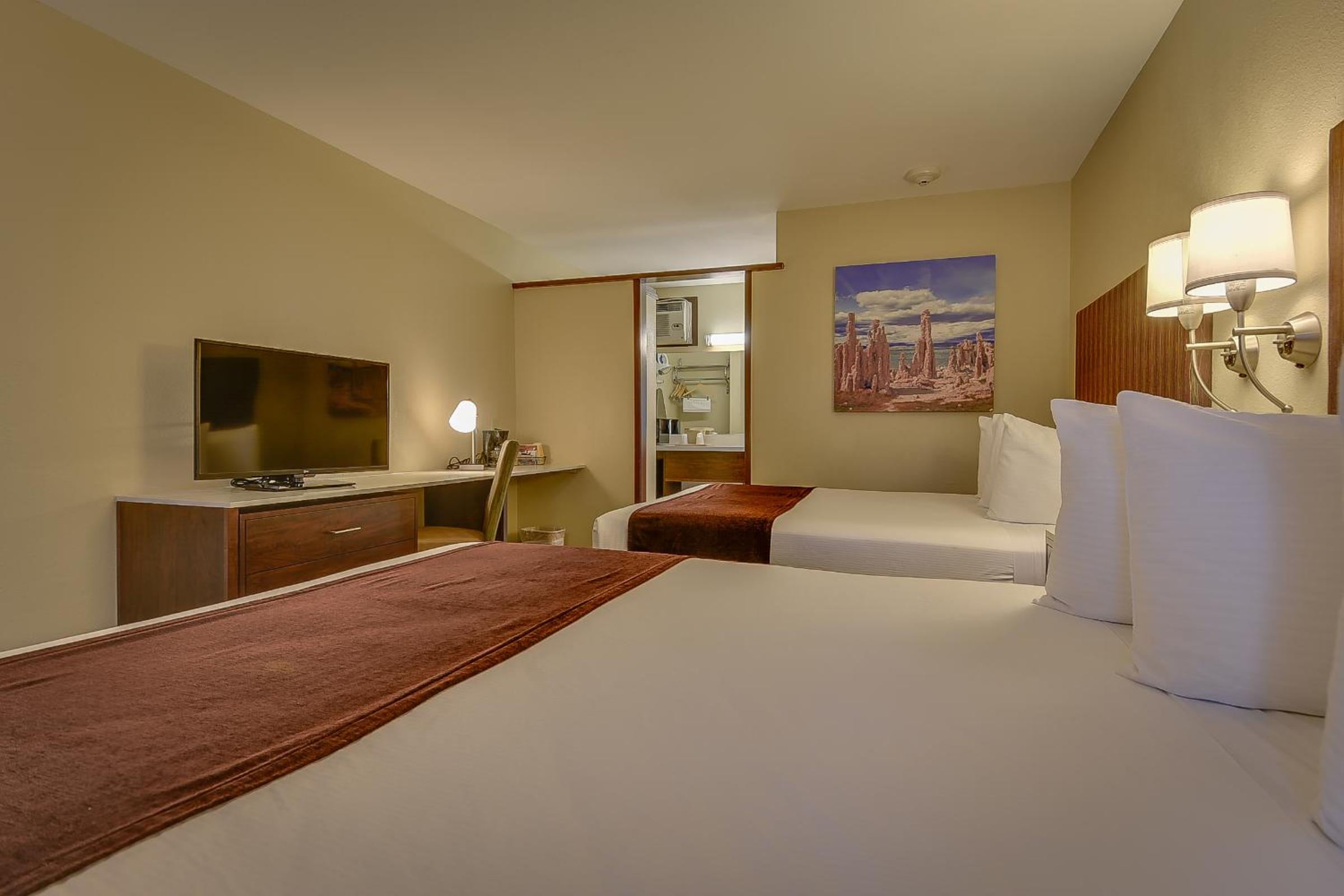 Queen Room with Two Queen Beds - Non-Smoking photo 2