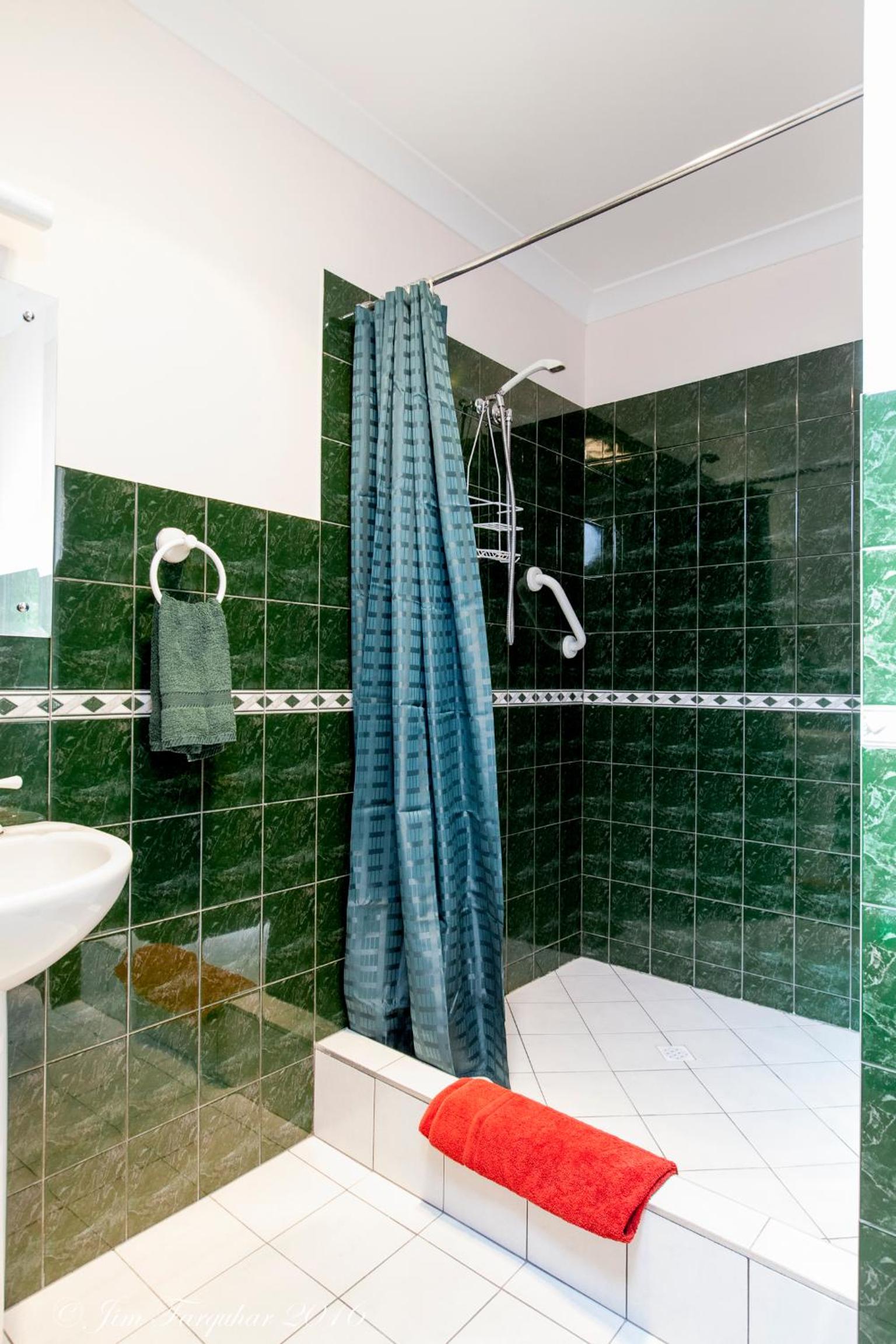Queen Room with Private Bathroom photo 3
