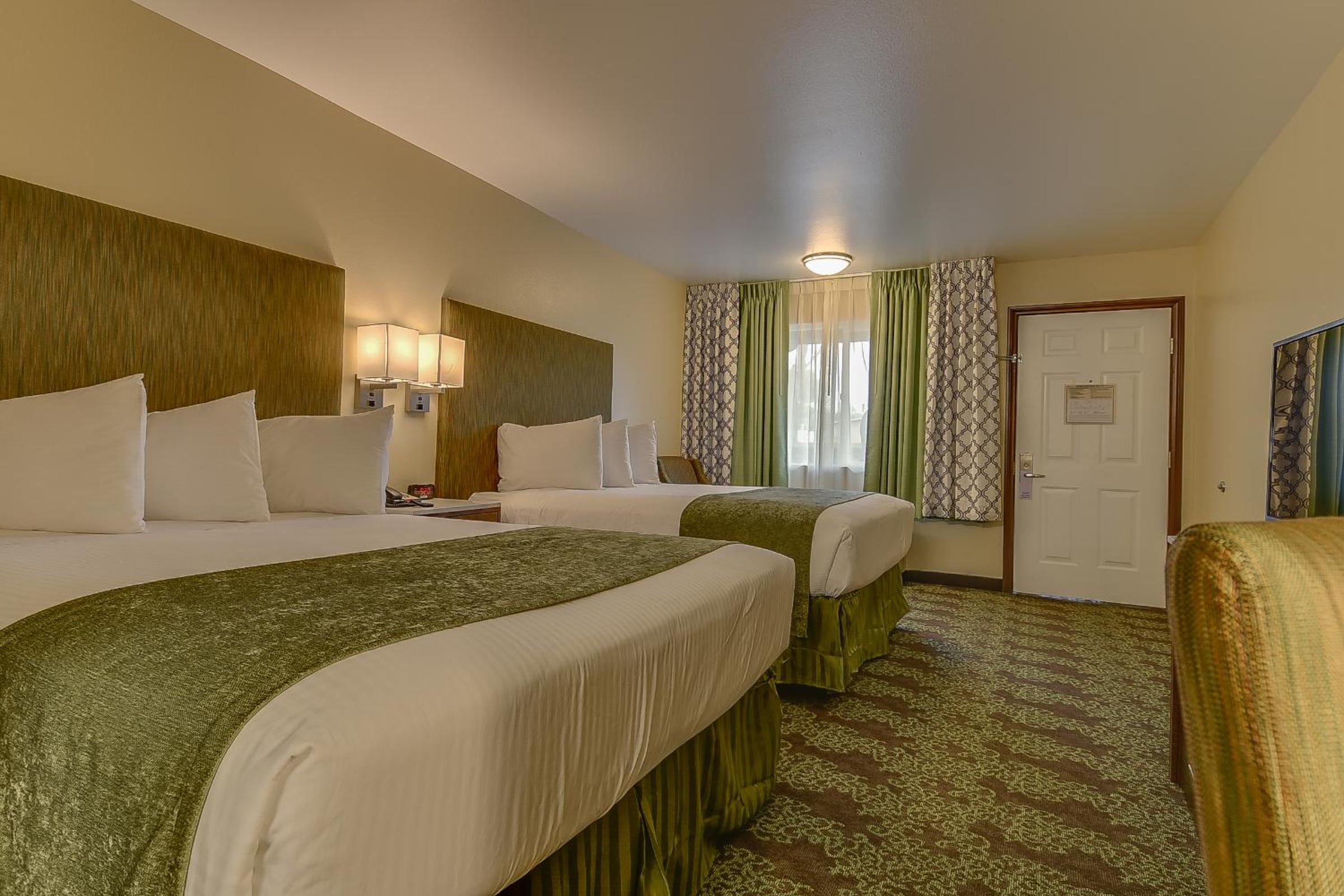Queen Room with Two Queen Beds - Non-Smoking photo 1