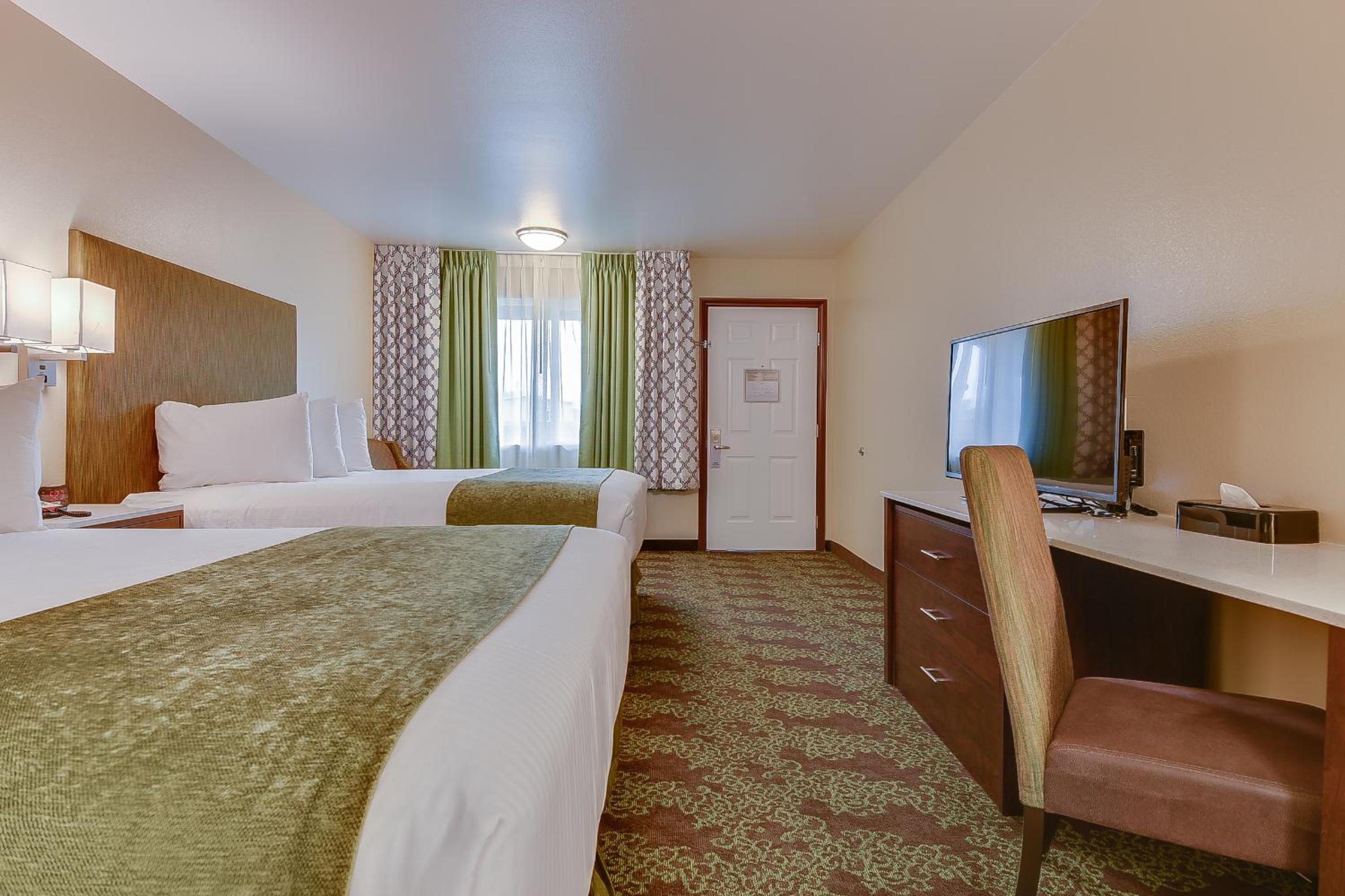 Queen Room with Two Queen Beds - Non-Smoking photo 3