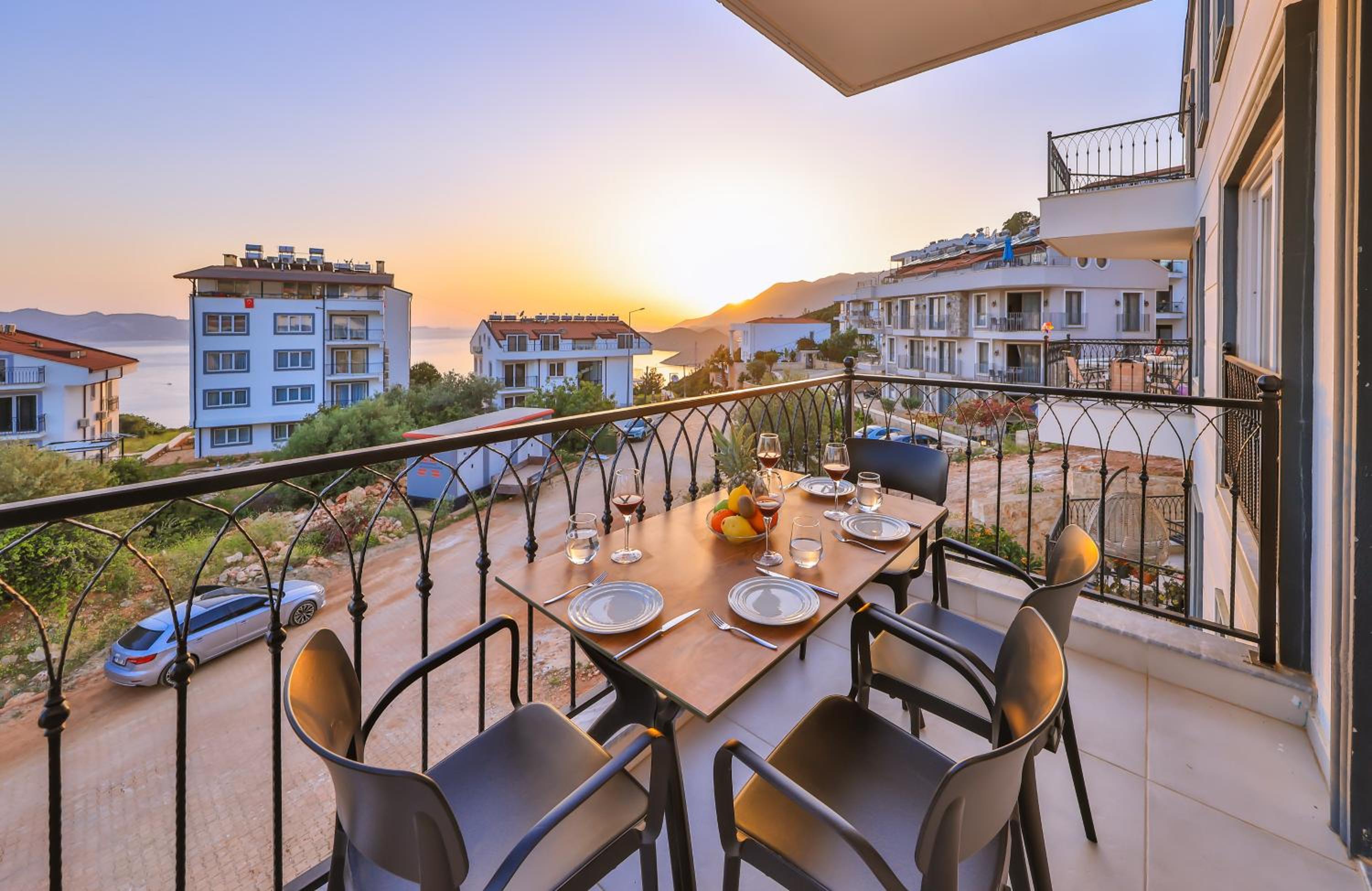 Two-Bedroom Apartment with Balcony and Sea View photo 2
