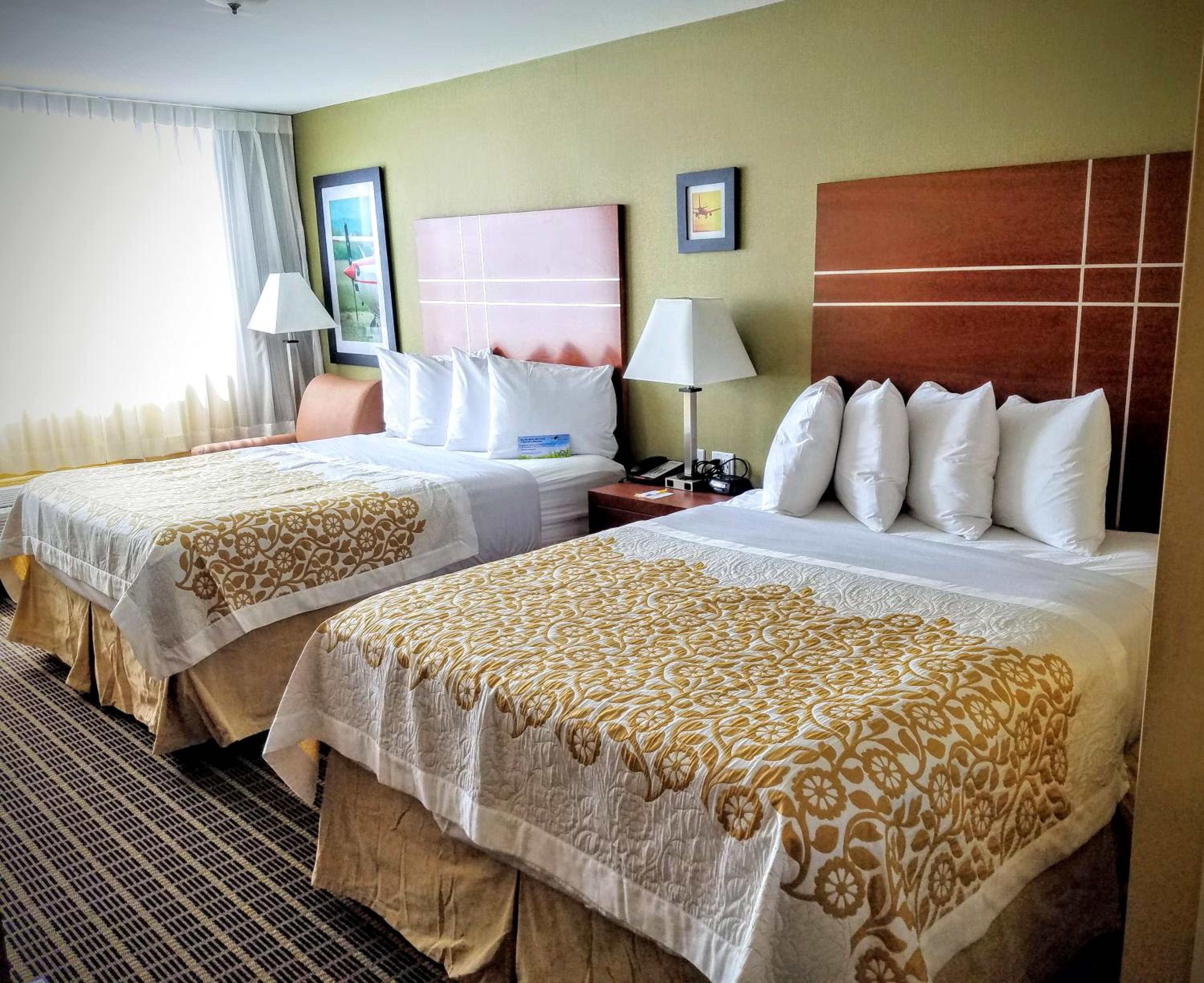 Queen Room with Two Queen Beds - Non-Smoking photo 3