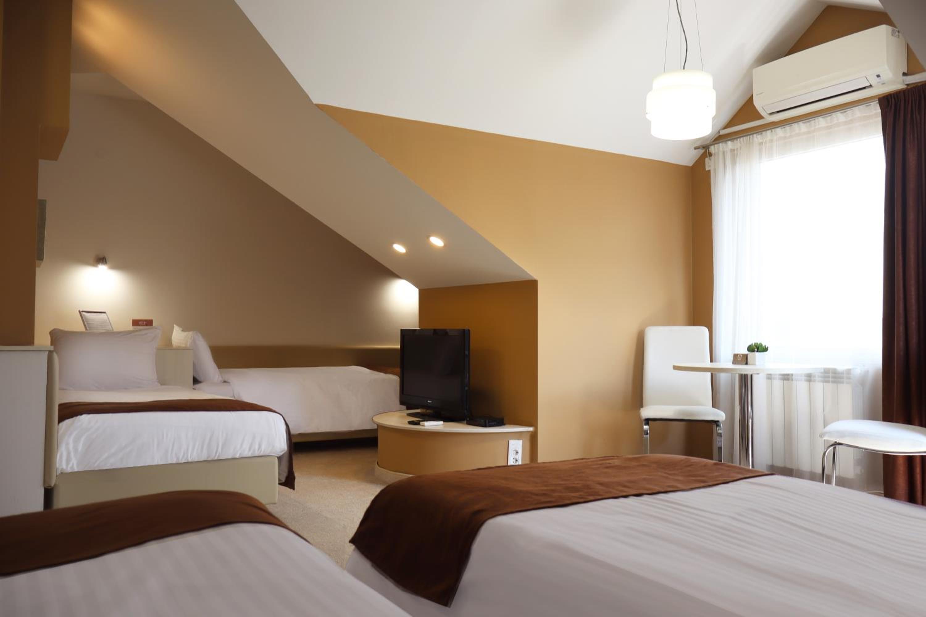 Superior Suite - Photo 5