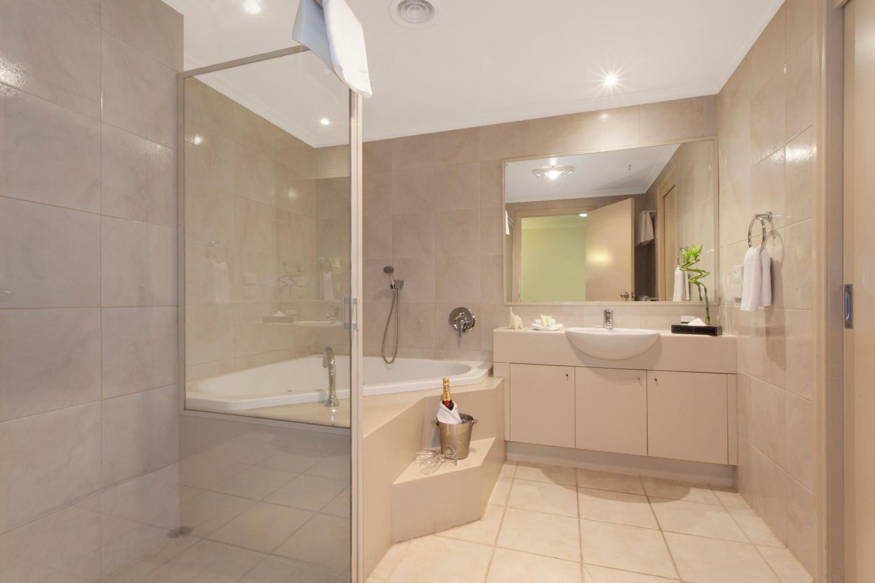 Suite with Spa Bath - Photo 4