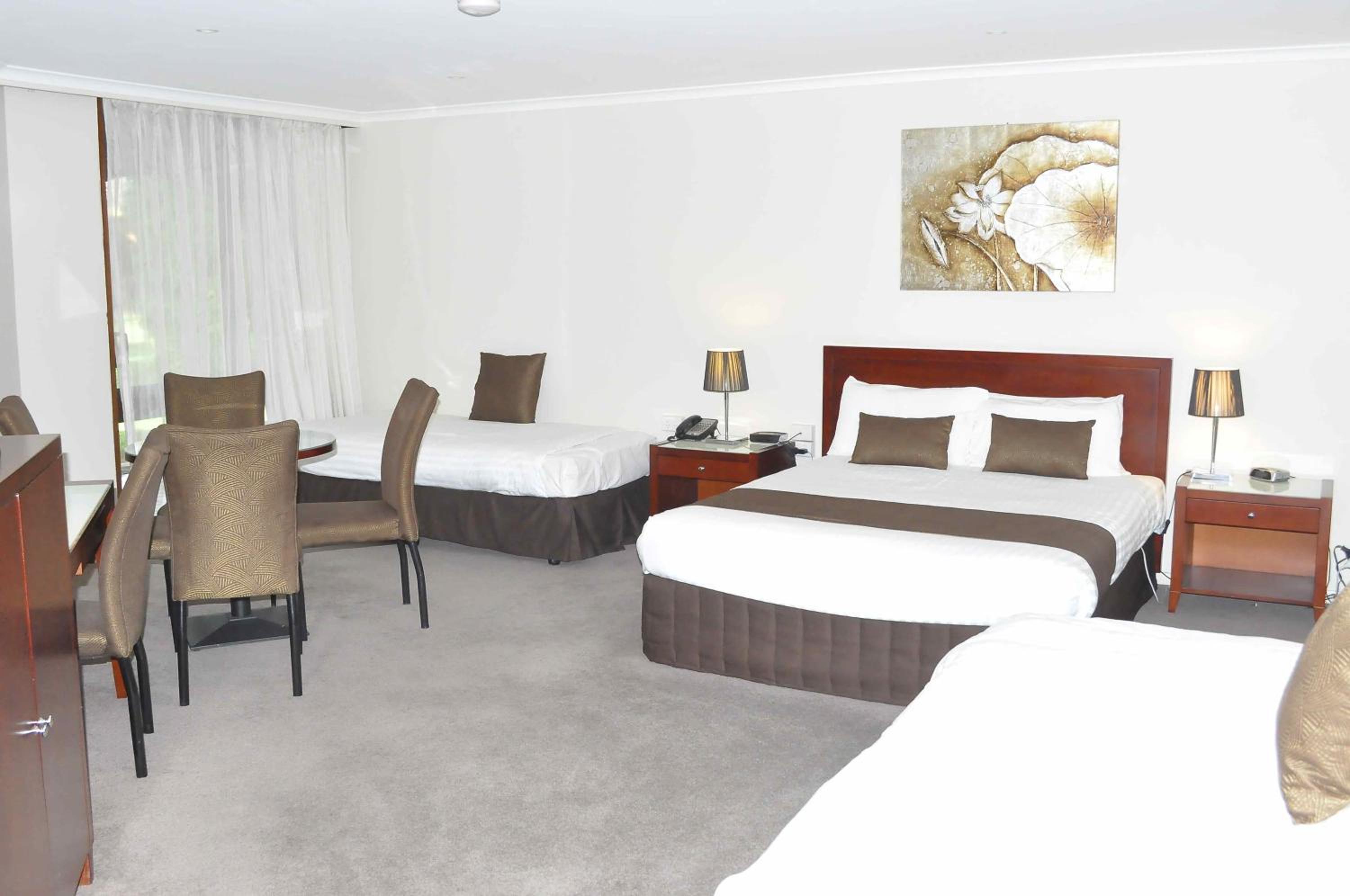 Large Family Room - Photo 2