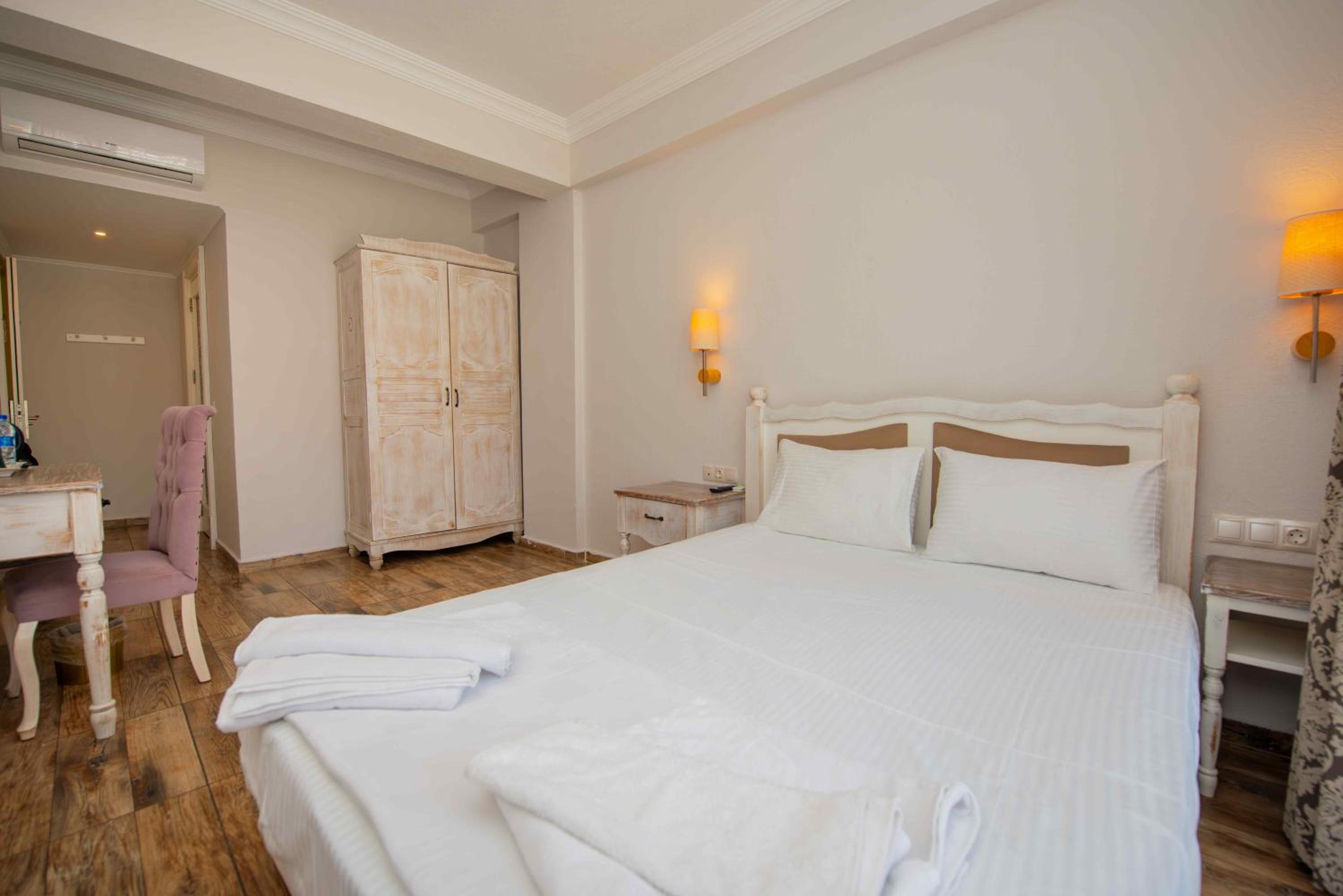 Deluxe Double Room with Sea View - Photo 4