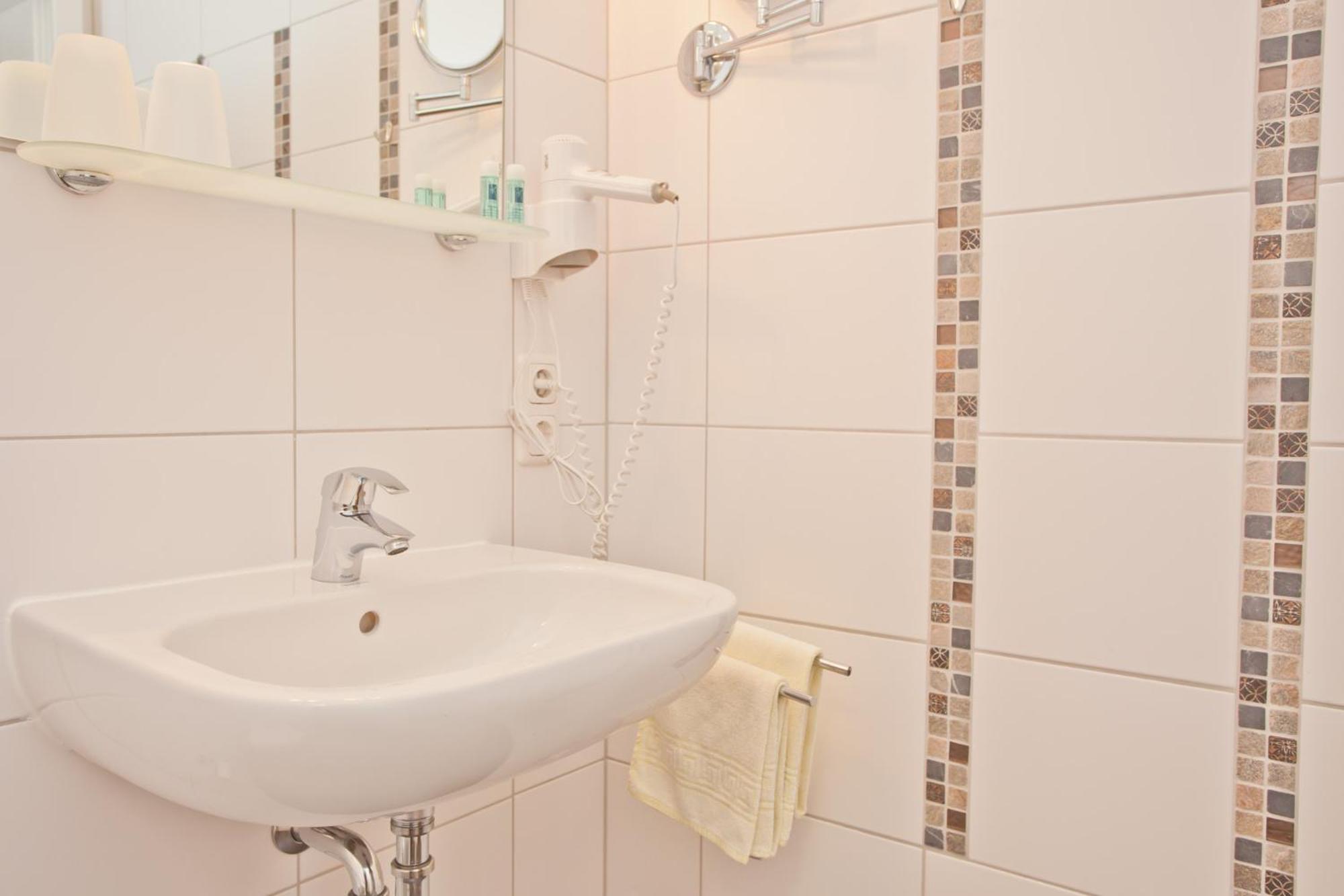 Business Double Room - Photo 13