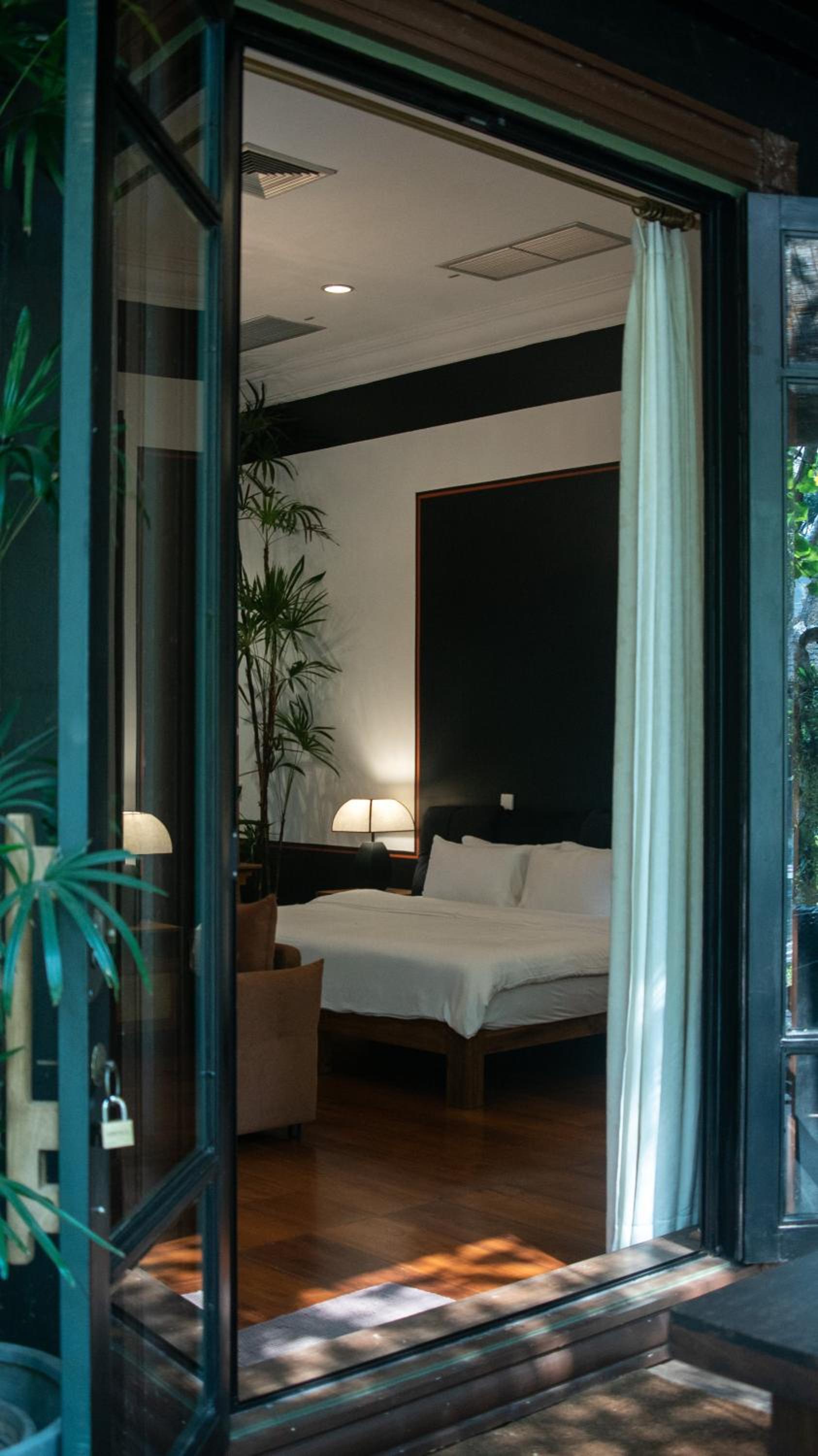 King Suite with Pool View - Photo 1