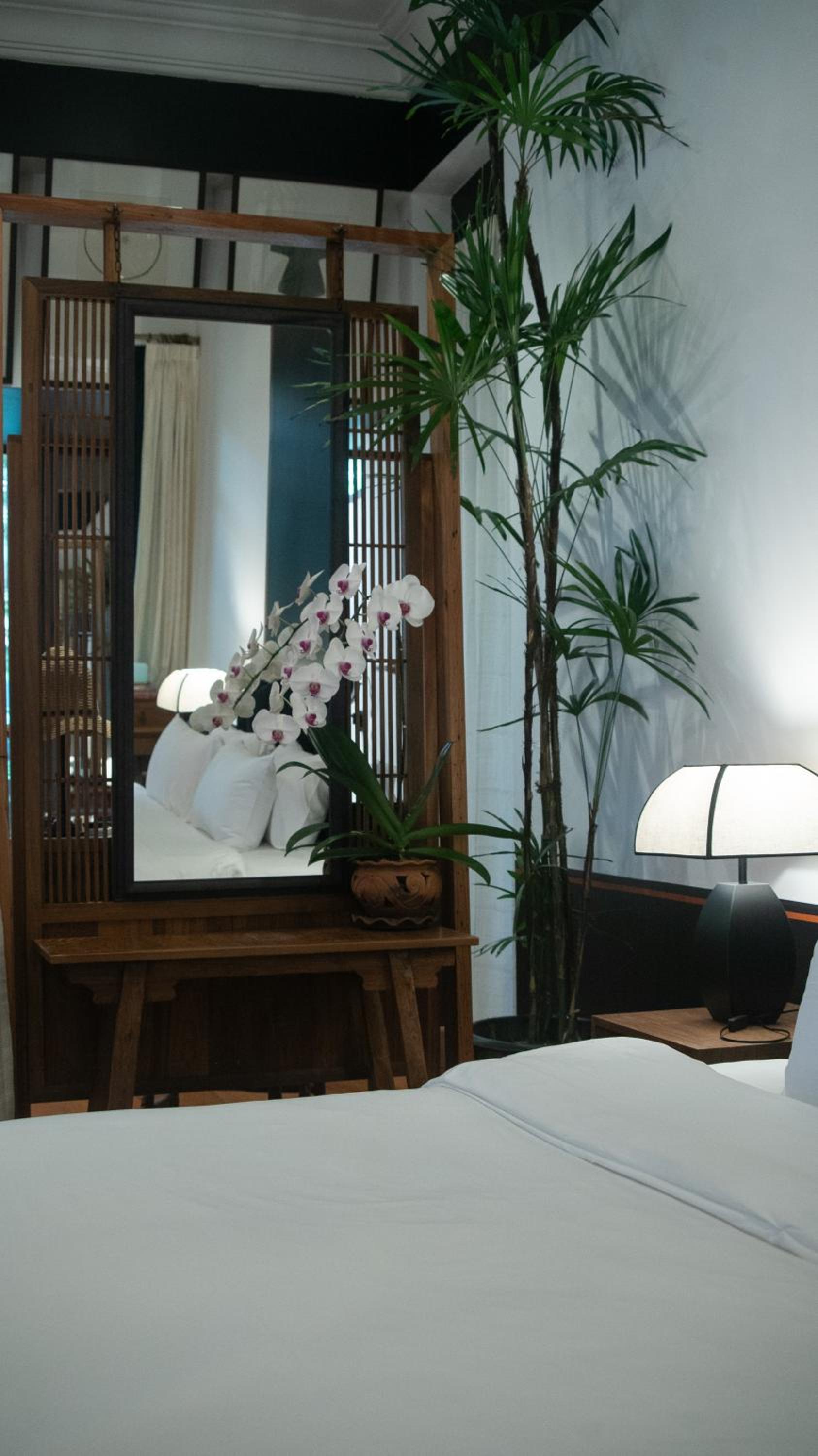 King Suite with Pool View - Photo 16