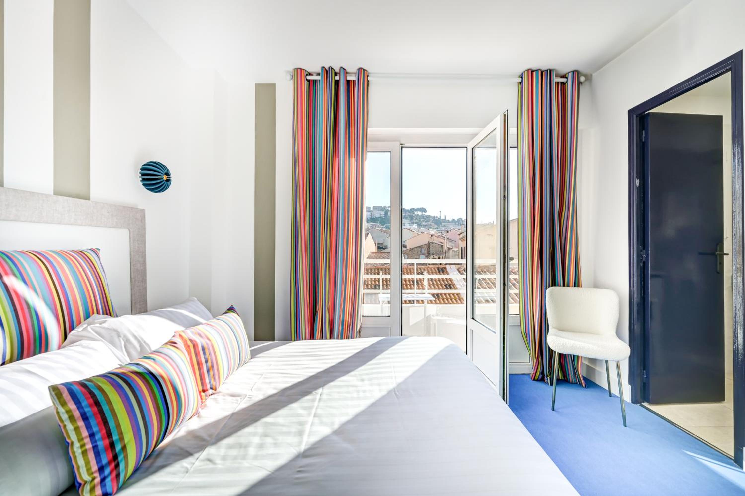 Double Room with Partial Sea View - Photo 2